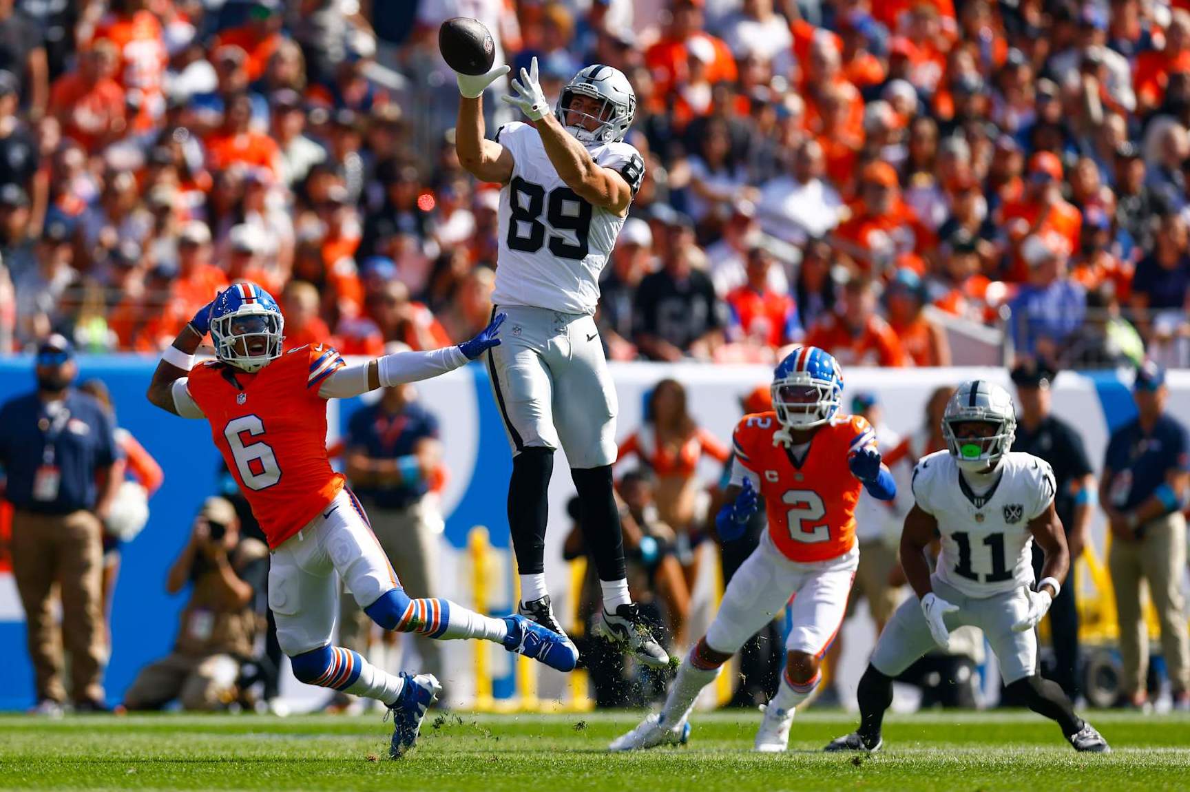 DENVER, COLORADO - OCTOBER 06: Brock Bowers #89 of the Las Vegas Raiders catches the ball and runs for a touchdown against the Denver Broncos during the first quarter at Empower Field At Mile High on October 06, 2024 in Denver, Colorado. (Photo by Justin Edmonds/Getty Images)