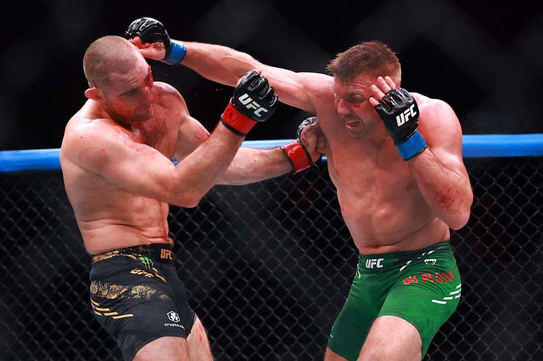 Sean Strickland (left) and Dricus Du Plessis trade punches.