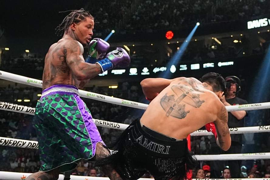 Boxing: Gervonta Davis (L) punches and knocks down Ryan Garcia (R) during fight at T-Mobile Arena.
Las Vegas, NV 4/22/2023
CREDIT: Erick W. Rasco (Photo by Erick W. Rasco/Sports Illustrated via Getty Images)
(Set Number: X164350 TK1)