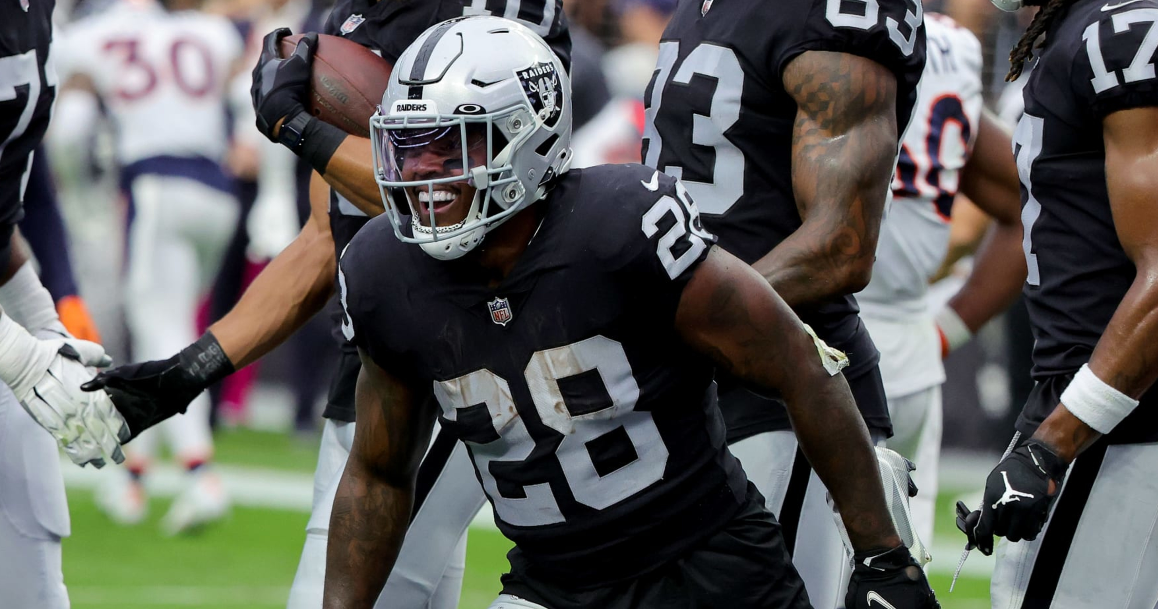 Jacobs, defense lead Raiders to 1st win, 32-23 over Broncos