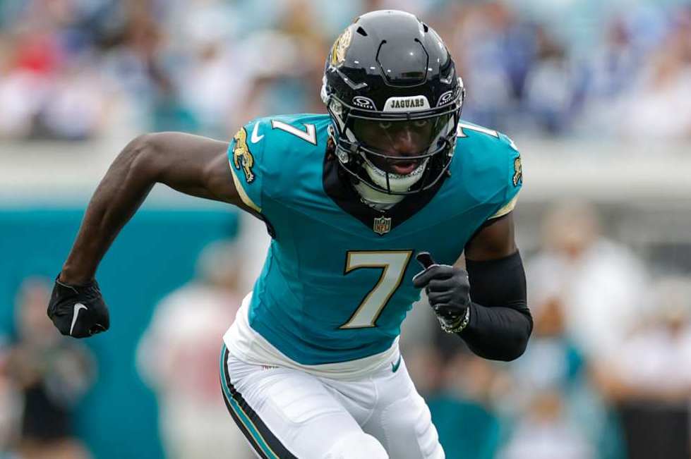 JACKSONVILLE, FL - OCTOBER 06: Jacksonville Jaguars wide receiver Brian Thomas Jr. (7) runs a route during the game between the Indianapolis Colts and the Jacksonville Jaguars on October 6, 2024 at EverBank Stadium in Jacksonville, Florida. (Photo by David Rosenblum/Icon Sportswire via Getty Images)