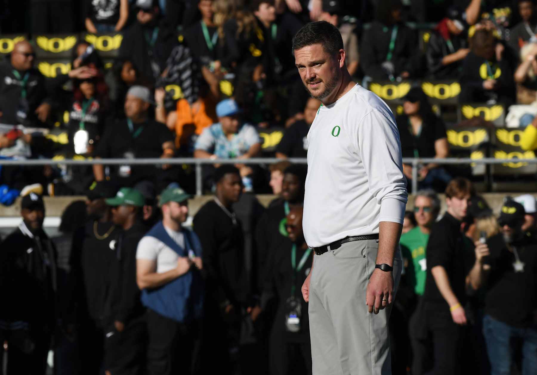 EUGENE, OR - OCTOBER 12: Oregon Ducks head coach Dan Lanning watches over pregame drills during a college football game between the Ohio State Buckeyes and Oregon Ducks on October 12, 2024, at Autzen Stadium in Eugene, Oregon.(Photo by Brian Murphy/Icon Sportswire via Getty Images)