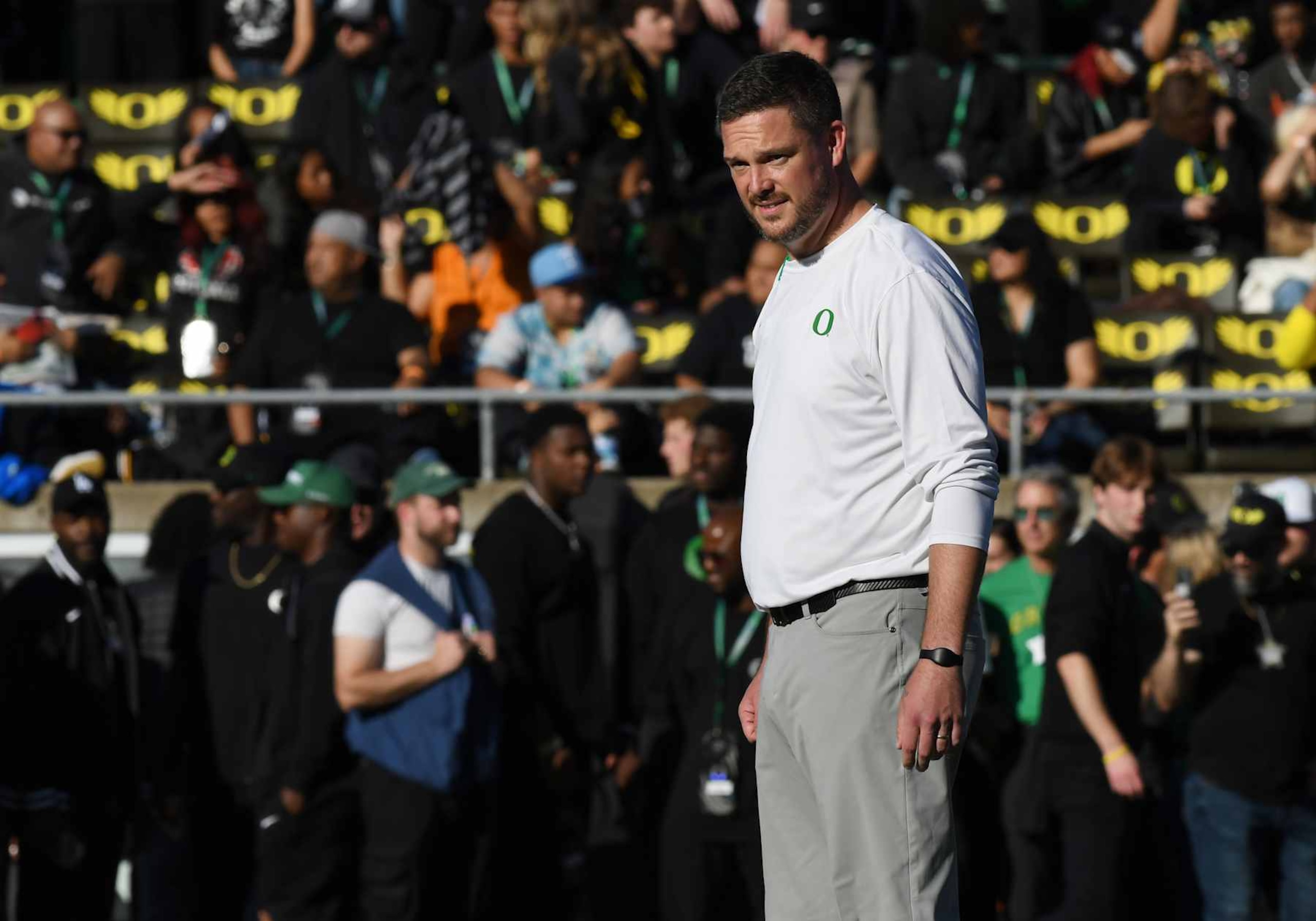 EUGENE, OR - OCTOBER 12: Oregon Ducks head coach Dan Lanning watches over pregame drills during a college football game between the Ohio State Buckeyes and Oregon Ducks on October 12, 2024, at Autzen Stadium in Eugene, Oregon.(Photo by Brian Murphy/Icon Sportswire via Getty Images)