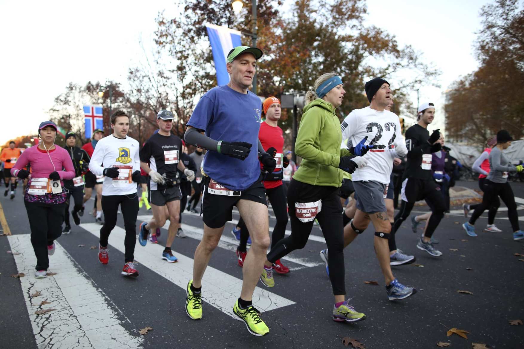 Runners make their way down the Benjamin Franklin Parkway in Philadelphia at the start of the Philadelphia Marathon, Sunday Nov. 20, 2016. (AP Photo/ Joseph Kaczmarek)