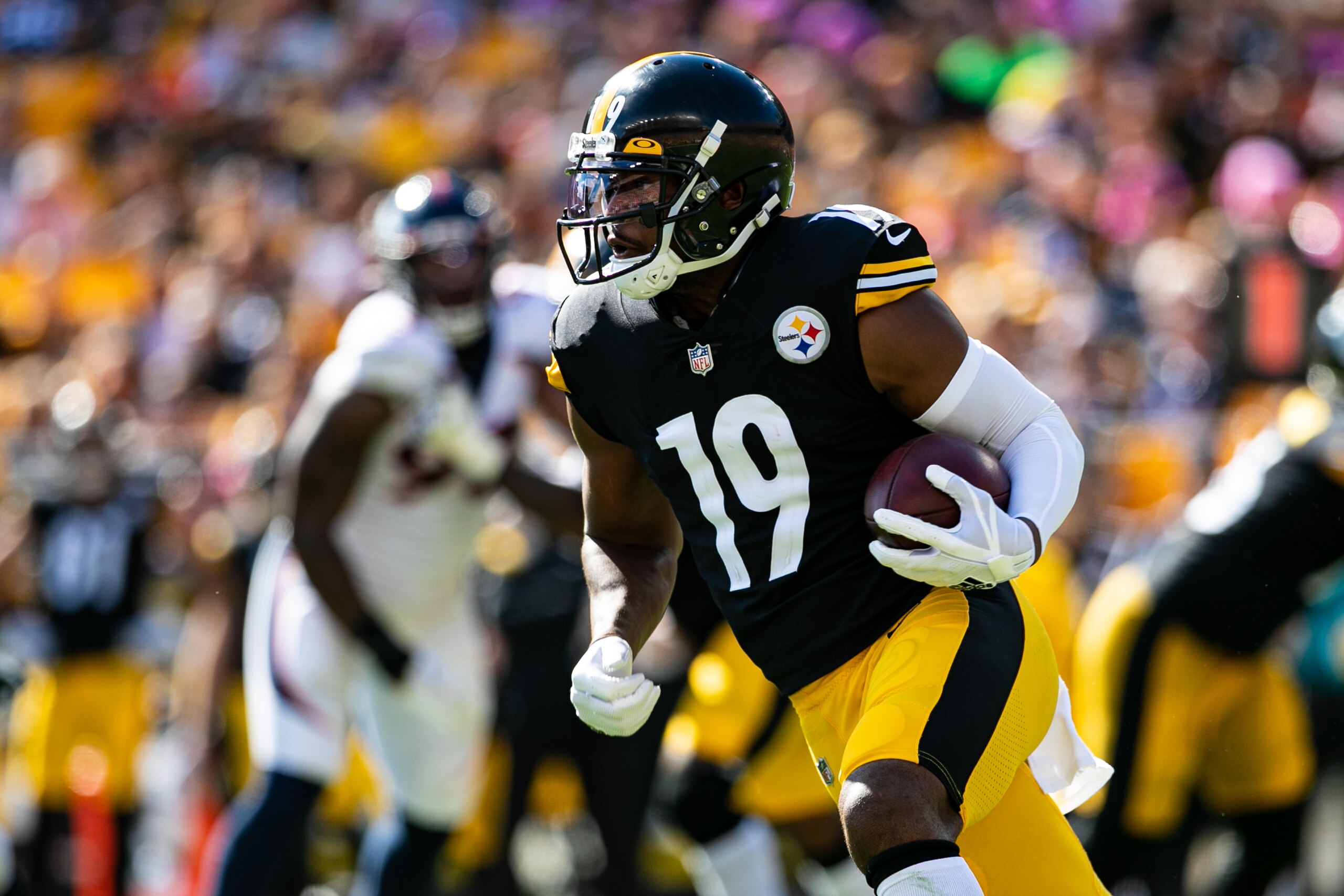 PITTSBURGH, PA - OCTOBER 10: Pittsburgh Steelers wide receiver JuJu Smith-Schuster (19) runs with the ball during the game against the Denver Broncos and the Pittsburgh Steelers on October 10, 2021 at Heinz Field in Pittsburgh, PA. (Photo by Mark Alberti/Icon Sportswire via Getty Images)