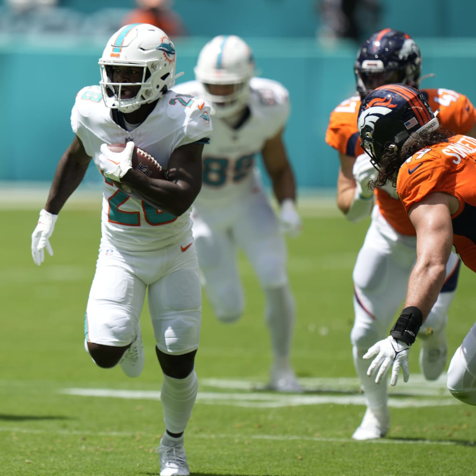 Dolphins RB usage: De'Von Achane scoring, but Raheem Mostert