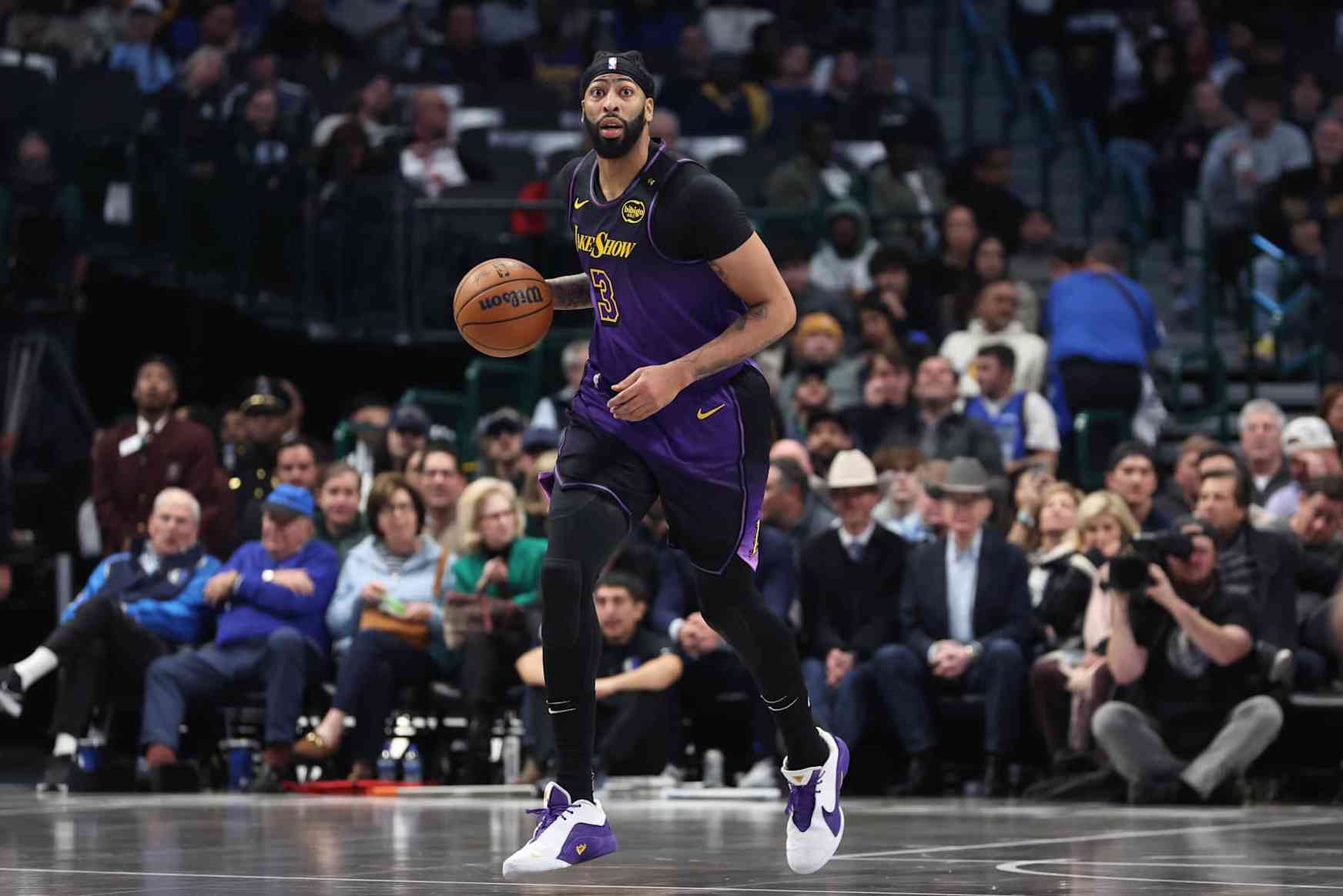 DALLAS, TX - JANUARY 7: Anthony Davis #3 of the Los Angeles Lakers dribbles the ball during the game against the Dallas Mavericks on January 7, 2025 at American Airlines Center in Dallas, Texas. NOTE TO USER: User expressly acknowledges and agrees that, by downloading and or using this photograph, User is consenting to the terms and conditions of the Getty Images License Agreement. Mandatory Copyright Notice: Copyright 2025 NBAE (Photo by Tim Heitman/NBAE via Getty Images)