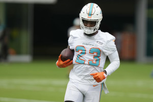 Fantasy Alert: Dolphins' Jeff Wilson Jr. on IR, Out 4 Games; Raheem Mostert New RB1