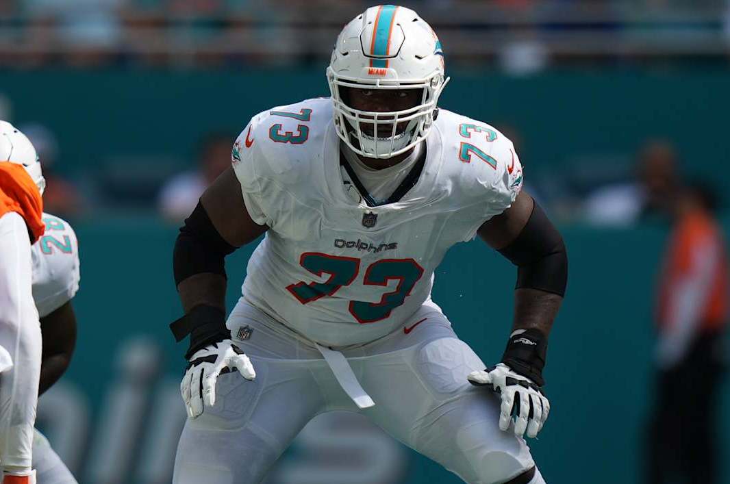 MIAMI GARDENS, FL - SEPTEMBER 24: Miami Dolphins offensive tackle Isaiah Wynn (77) eyes a defender as he protects the pocket during the game between the Denver Broncos and the Miami Dolphins on Sunday, September 24, 2023 at Hard Rock Stadium, Miami, Fla. (Photo by Peter Joneleit/Icon Sportswire via Getty Images)