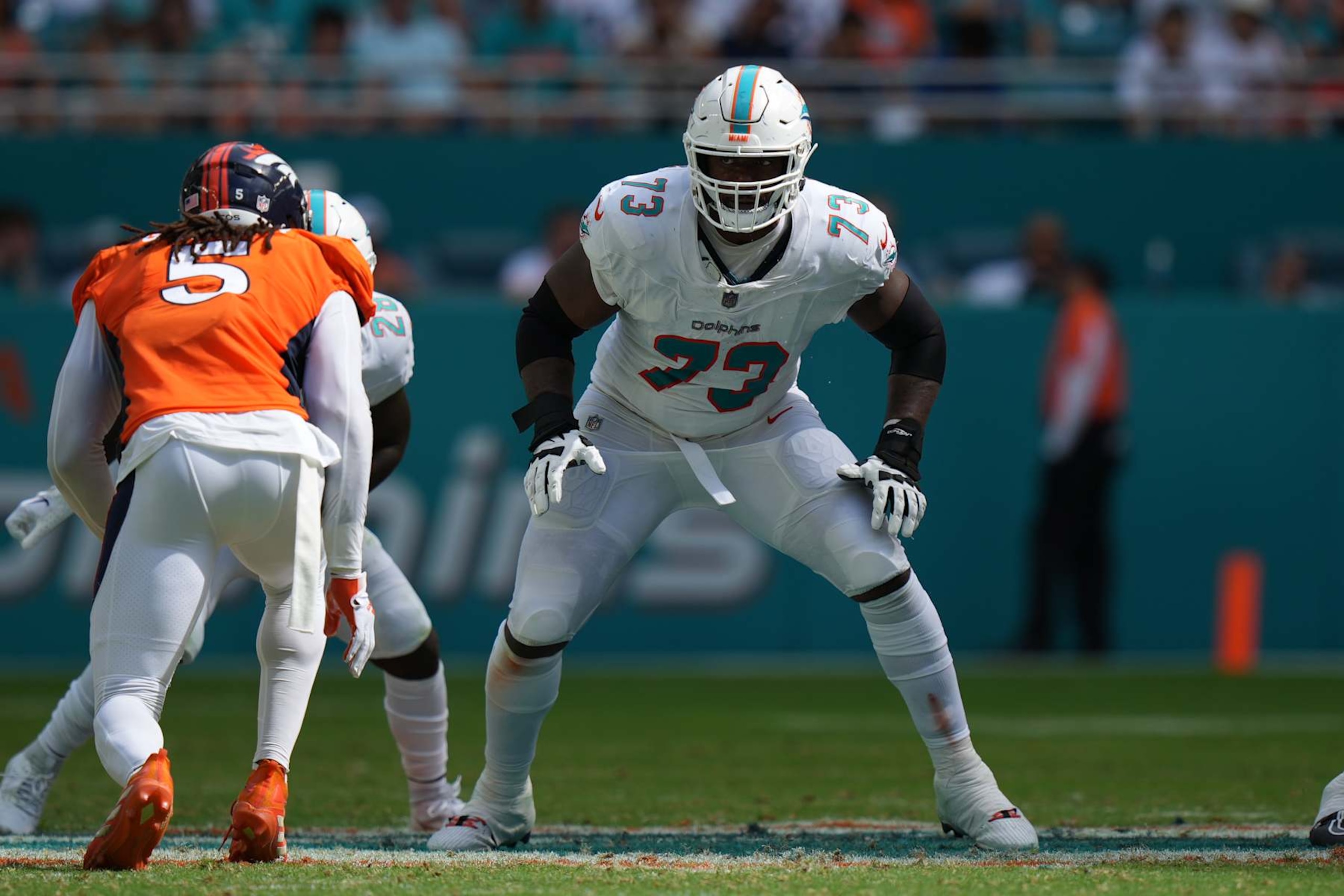 MIAMI GARDENS, FL - SEPTEMBER 24: Miami Dolphins offensive tackle Isaiah Wynn (77) eyes a defender as he protects the pocket during the game between the Denver Broncos and the Miami Dolphins on Sunday, September 24, 2023 at Hard Rock Stadium, Miami, Fla. (Photo by Peter Joneleit/Icon Sportswire via Getty Images)