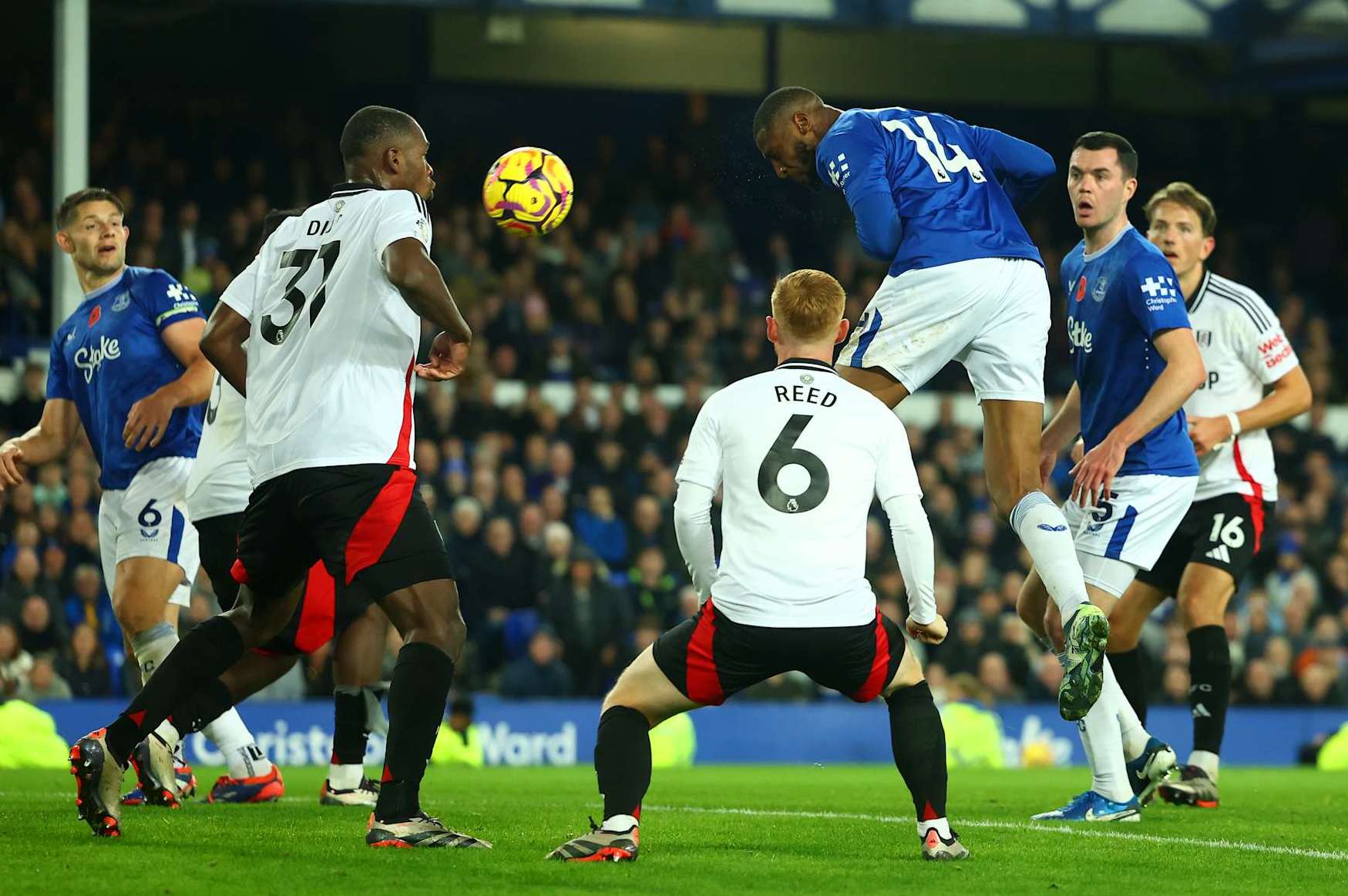 LIVERPOOL, ENGLAND - OCTOBER 26: Beto of Everton scores his side's first goal during the Premier League match between Everton FC and Fulham FC at Goodison Park on October 26, 2024 in Liverpool, England. (Photo by Chris Brunskill/Fantasista/Getty Images)