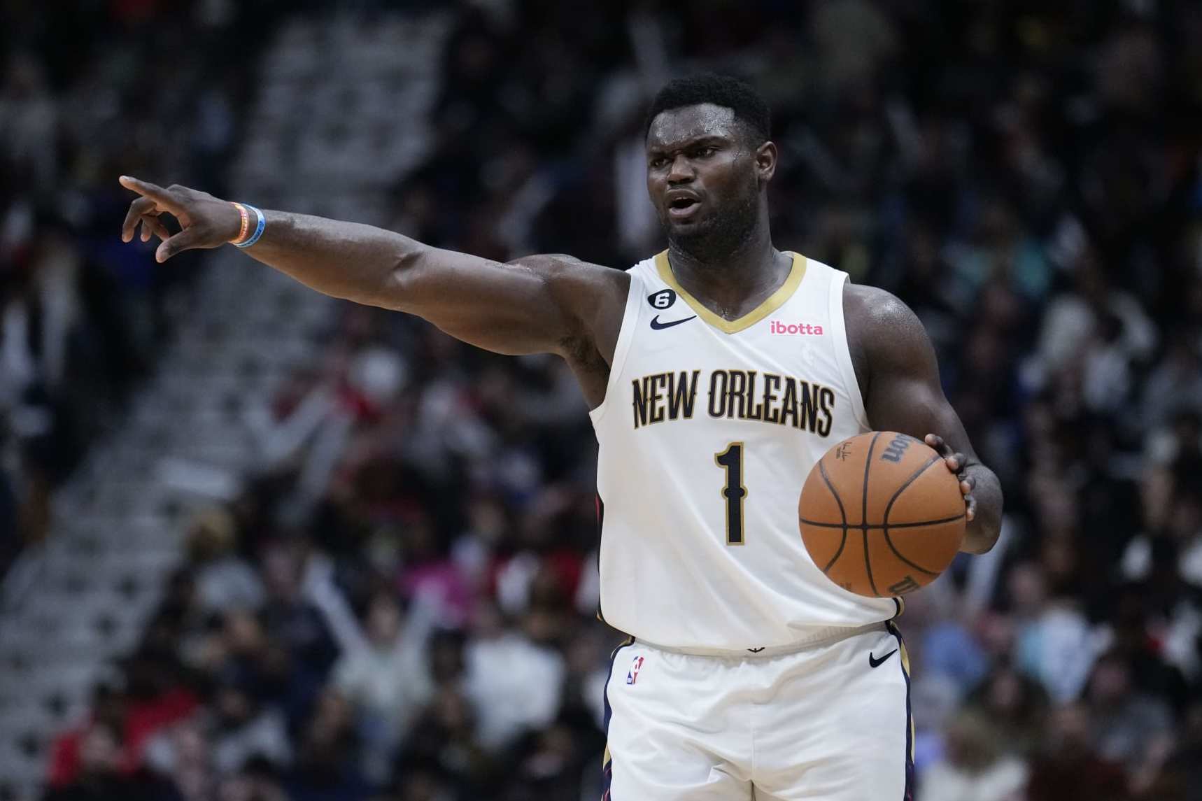 Zion Williamson closes out Pelicans win over Suns with 360 windmill dunk