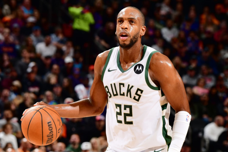 PHOENIX, AZ - FEBRUARY 6: Khris Middleton #22 of the Milwaukee Bucks handles the ball during the game on February 6, 2024 at Footprint Center in Phoenix, Arizona. NOTE TO USER: User expressly acknowledges and agrees that, by downloading and or using this photograph, user is consenting to the terms and conditions of the Getty Images License Agreement. Mandatory Copyright Notice: Copyright 2024 NBAE (Photo by Barry Gossage/NBAE via Getty Images)