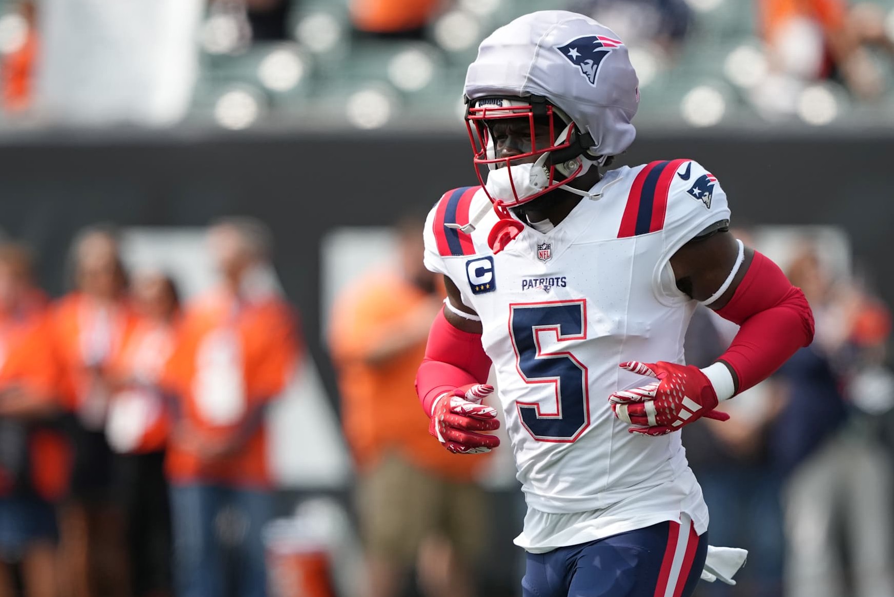 CINCINNATI, OHIO - SEPTEMBER 08: Jabrill Peppers #5 of the New England Patriots wears a Guardian Cap as he warms up before the game against the Cincinnati Bengals at Paycor Stadium on September 08, 2024 in Cincinnati, Ohio. (Photo by Dylan Buell/Getty Images)