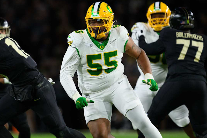 Oregon defensive lineman Derrick Harmon