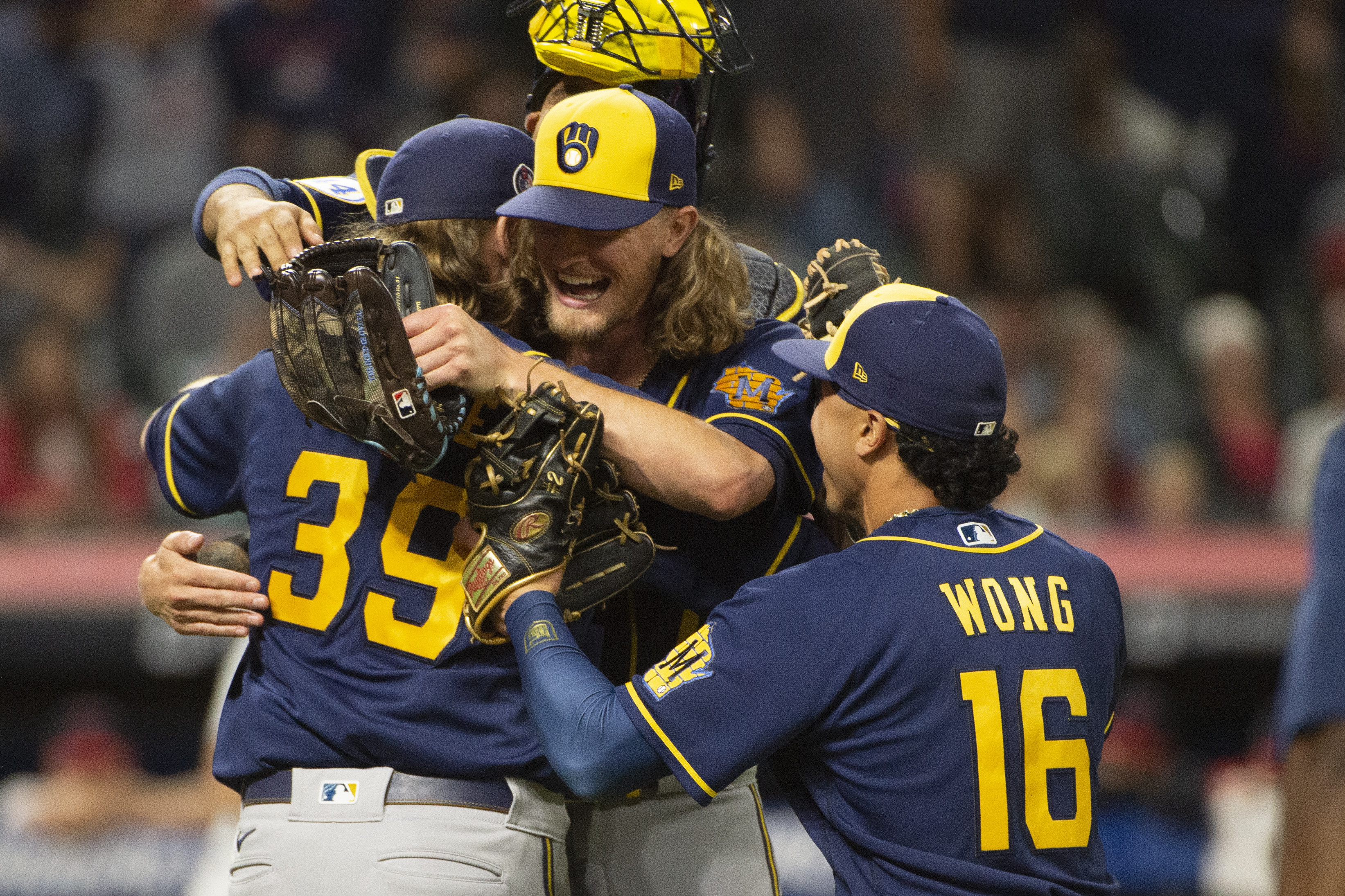 Brewers defeat Mets, win NL Central