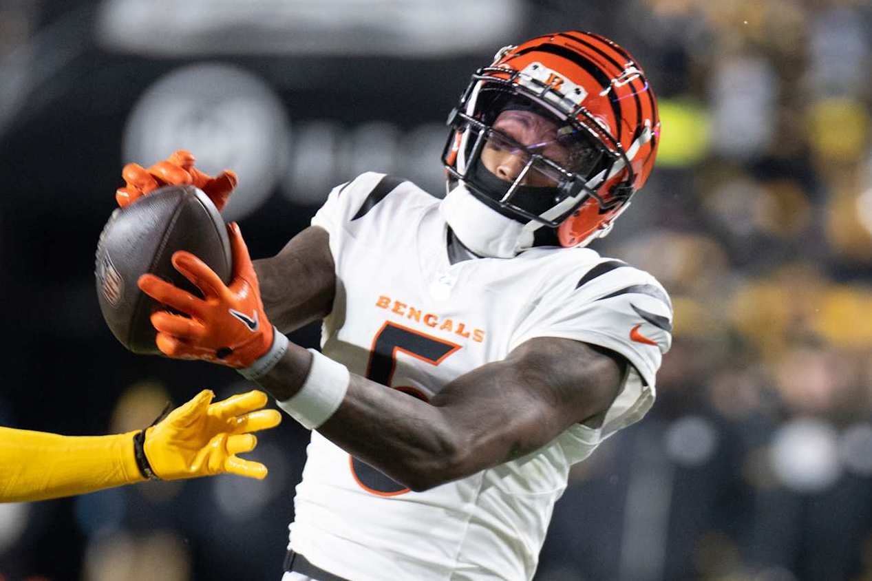 PITTSBURGH, PA - January 04: Cincinnati Bengals wide receiver Tee Higgins (5) catches the ball during the game between the Pittsburgh Steelers and the Cincinnati Bengals at Acrisure Stadium on January 4, 2025 in Pittsburgh, PA. (Photo by Shelley Lipton/Icon Sportswire via Getty Images)