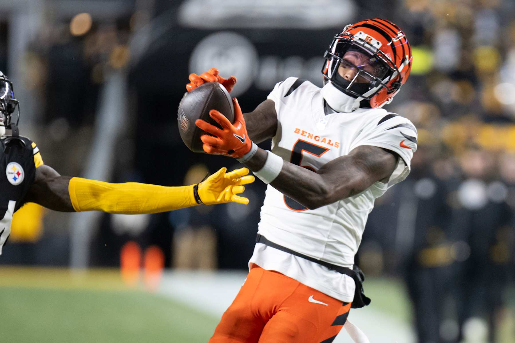 Football Football PITTSBURGH, PA - January 04: Cincinnati Bengals wide receiver Tee Higgins (5) catches the ball during the game between the Pittsburgh Steelers and the Cincinnati Bengals at Acrisure Stadium on January 4, 2025 in Pittsburgh, PA. (Photo by Shelley Lipton/Icon Sportswire via Getty Images)
