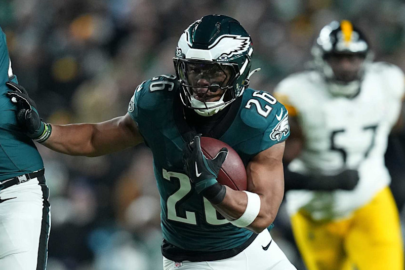 PHILADELPHIA, PENNSYLVANIA - DECEMBER 15: Saquon Barkley #26 of the Philadelphia Eagles runs with the ball against the Pittsburgh Steelers and Philadelphia Eagles at Lincoln Financial Field on December 15, 2024 in Philadelphia, Pennsylvania. (Photo by Mitchell Leff/Getty Images)
