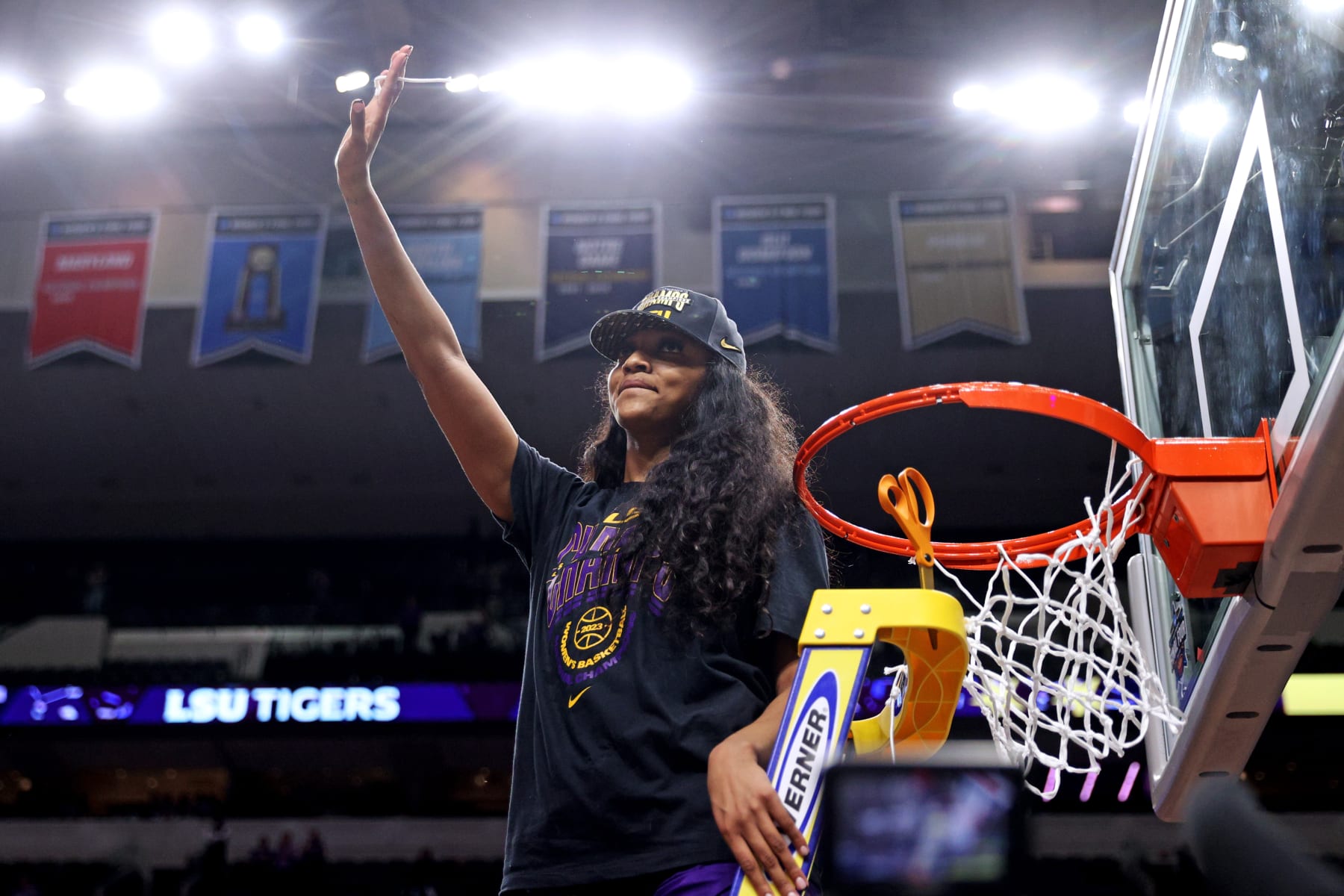 Angel Reese Has $1.3M NIL Valuation After LSU's Title Win Over Caitlin