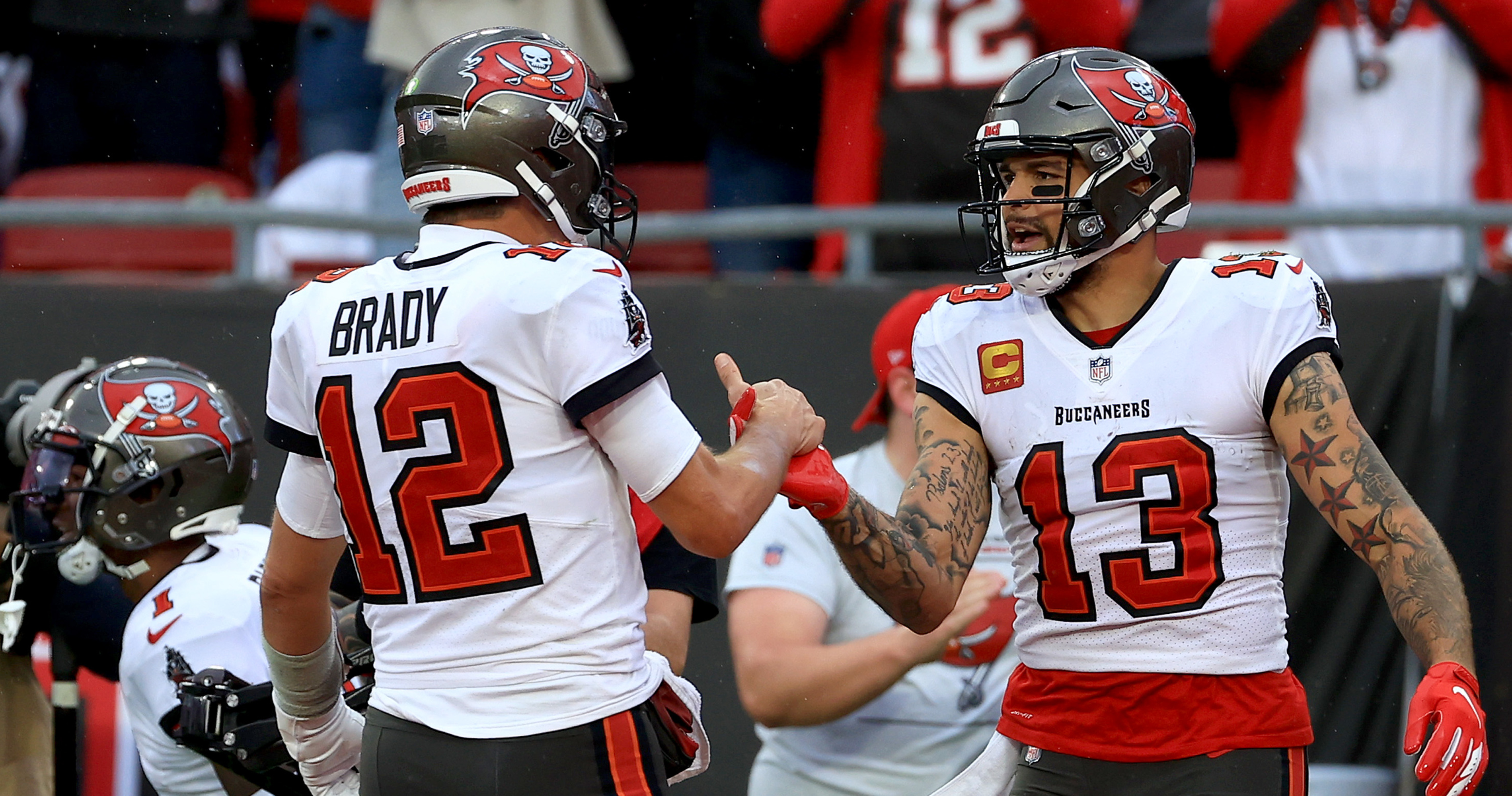 Tom Brady throws for 2 TDs, Buccaneers dominate Eagles, 31-15, in