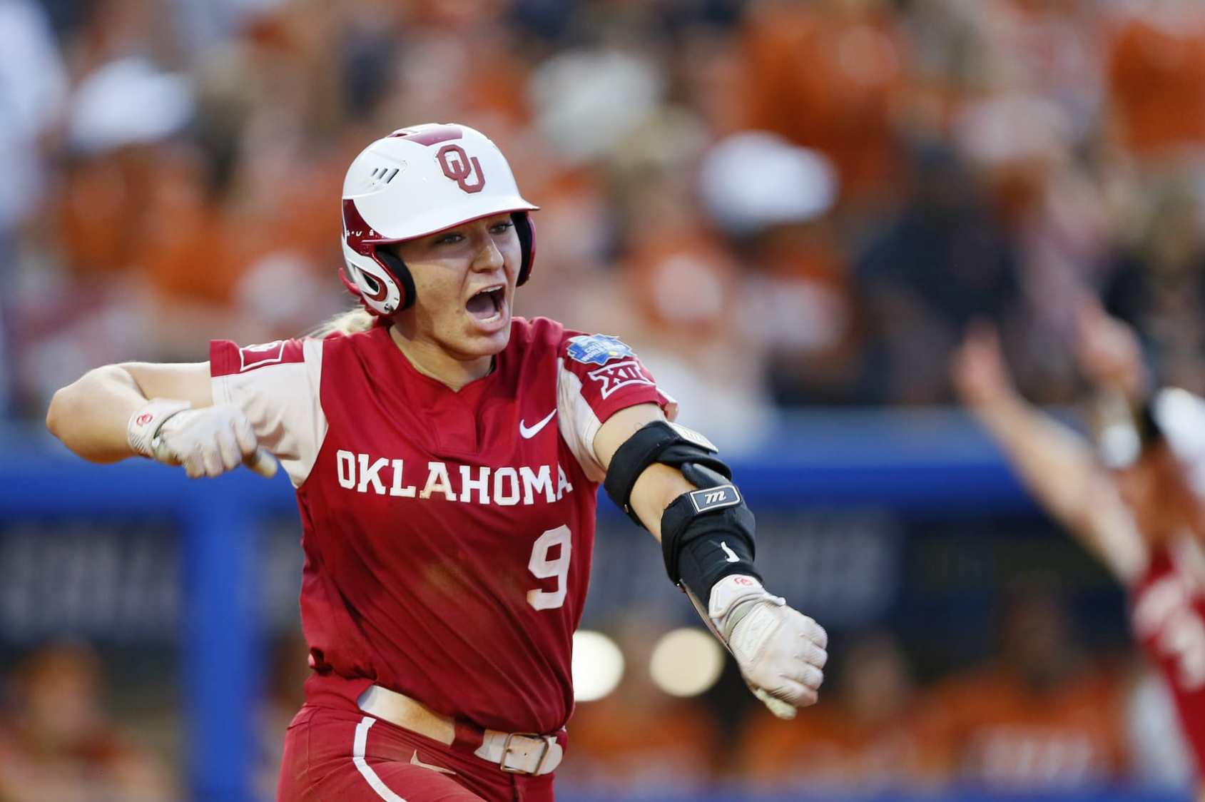 Florida locks up spot in the College World Series finals with a 3