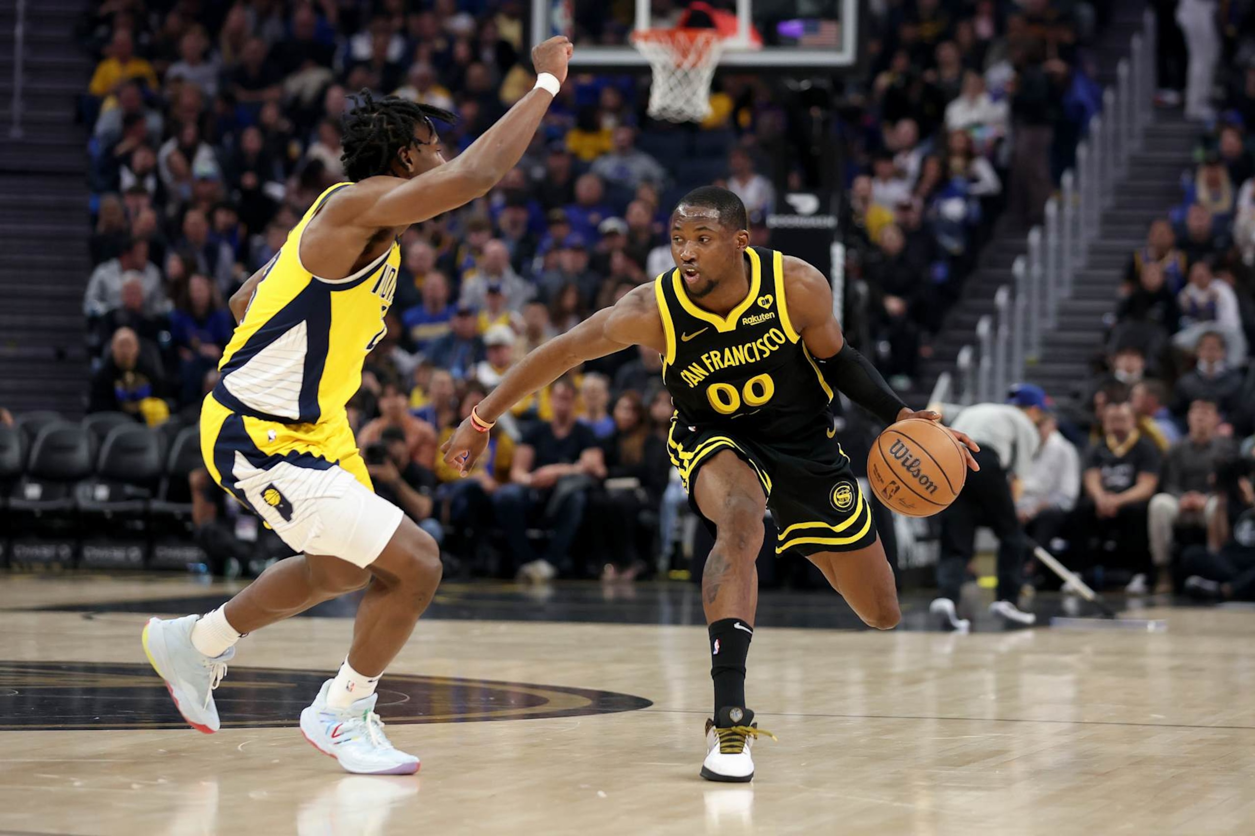SAN FRANCISCO, CALIFORNIA - MARCH 22: Jonathan Kuminga #00 of the Golden State Warriors is guarded by Aaron Nesmith #23 of the Indiana Pacers at Chase Center on March 22, 2024 in San Francisco, California. NOTE TO USER: User expressly acknowledges and agrees that, by downloading and or using this photograph, User is consenting to the terms and conditions of the Getty Images License Agreement.  (Photo by Ezra Shaw/Getty Images)