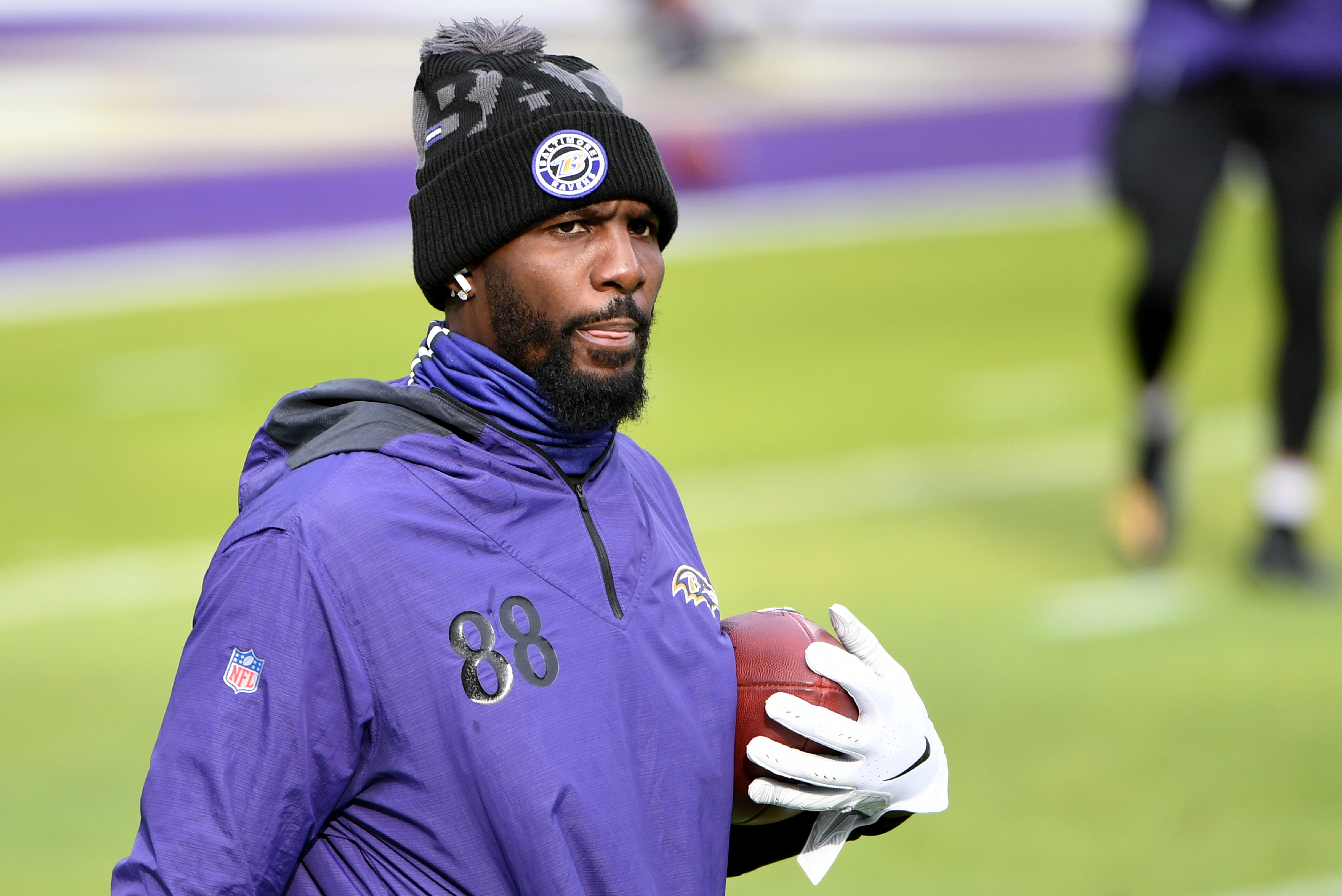 Dez Bryant in T-Shirt, Shorts for Warmups in Snow (Video)