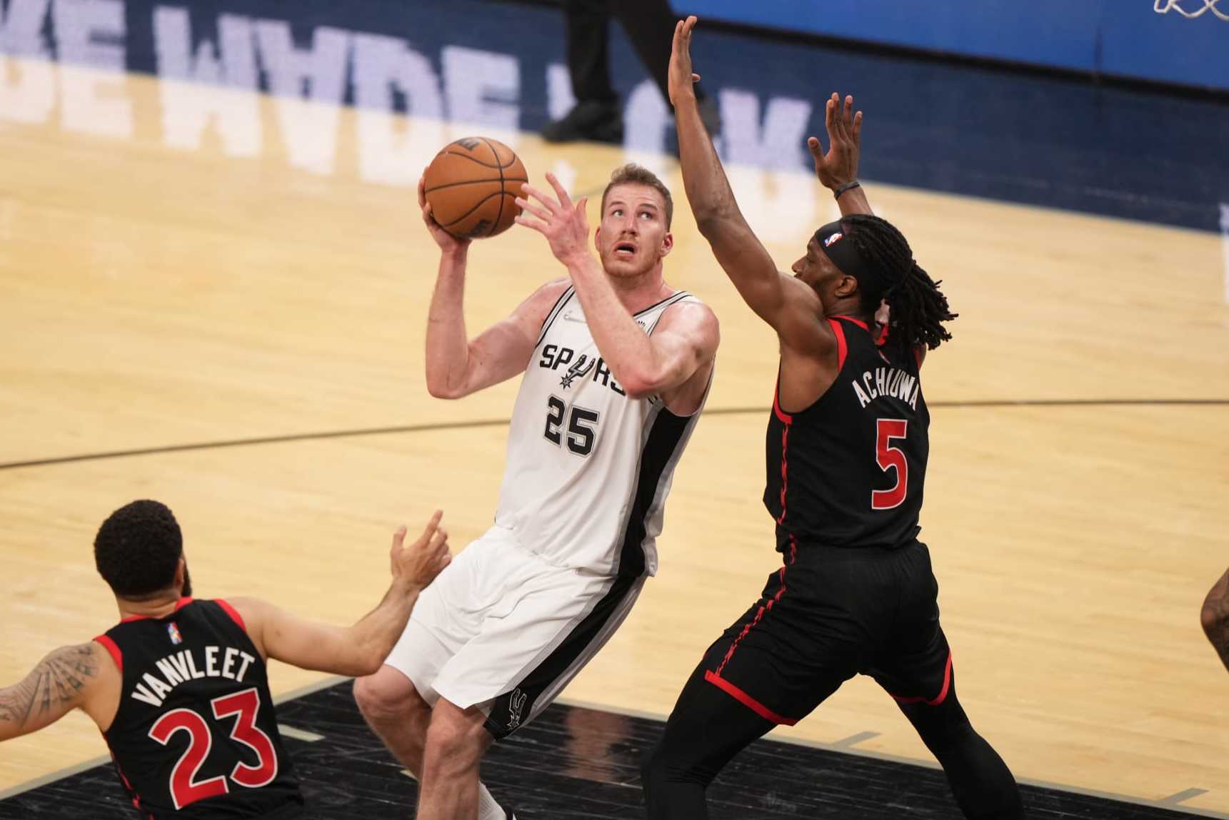 SAN ANTONIO, TX - MARCH 9: Jakob Poeltl #25 of the San Antonio Spurs drives to the basket during the game against the Toronto Raptors on March 9, 2022 at the AT&T Center in San Antonio, Texas. NOTE TO USER: User expressly acknowledges and agrees that, by downloading and or using this photograph, user is consenting to the terms and conditions of the Getty Images License Agreement. Mandatory Copyright Notice: Copyright 2022 NBAE (Photos by Darren Carroll/NBAE via Getty Images) SAN ANTONIO, TX - MARCH 9: Jakob Poeltl #25 of the San Antonio Spurs drives to the basket during the game against the Toronto Raptors on March 9, 2022 at the AT&T Center in San Antonio, Texas. NOTE TO USER: User expressly acknowledges and agrees that, by downloading and or using this photograph, user is consenting to the terms and conditions of the Getty Images License Agreement. Mandatory Copyright Notice: Copyright 2022 NBAE (Photos by Darren Carroll/NBAE via Getty Images)