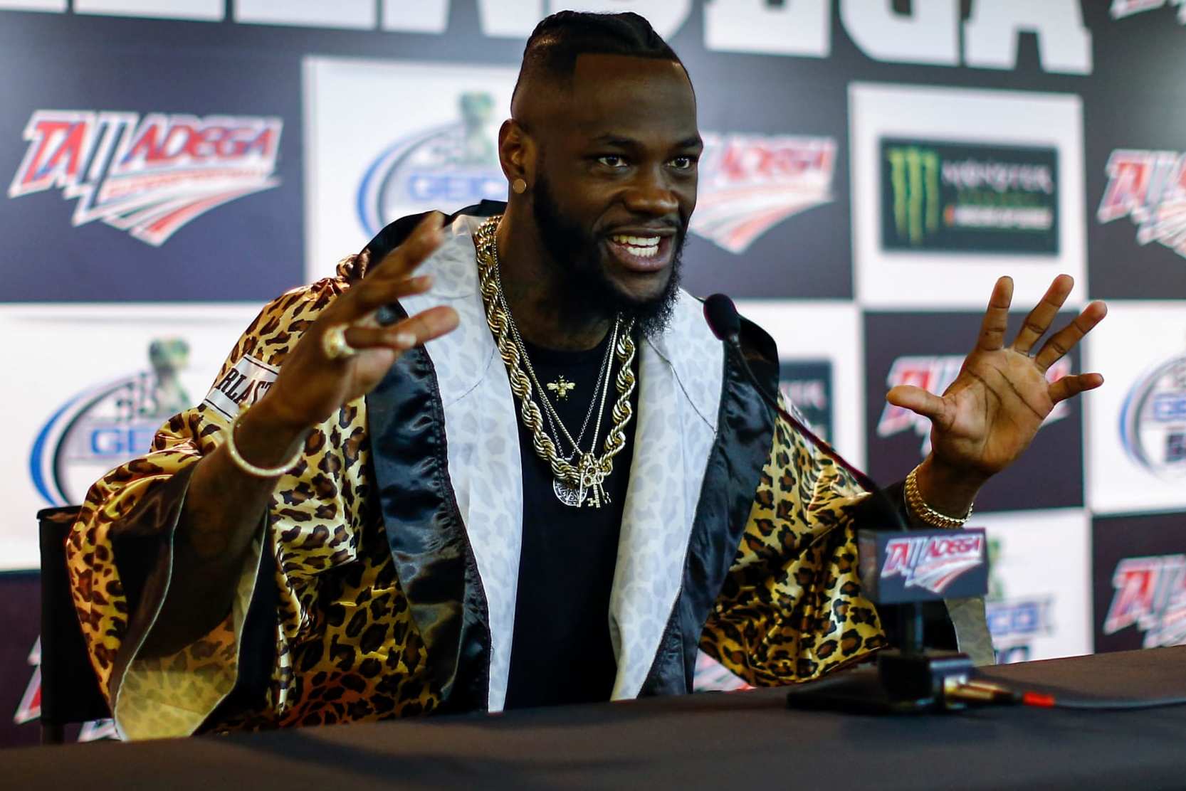 El campeón mundial de peso completo del CMB, Deontay Wilder, durante una conferencia de prensa en el Talladega Superspeedway el domingo 29 de abril de 2018. (AP Foto/Butch Dill)