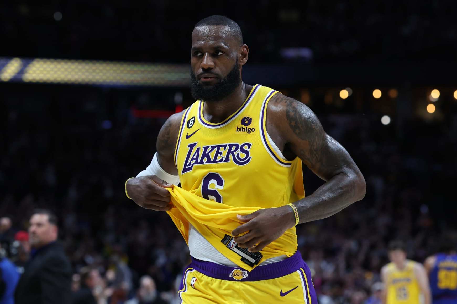 Latest LeBron James retirement twist suggests Lakers star will stay