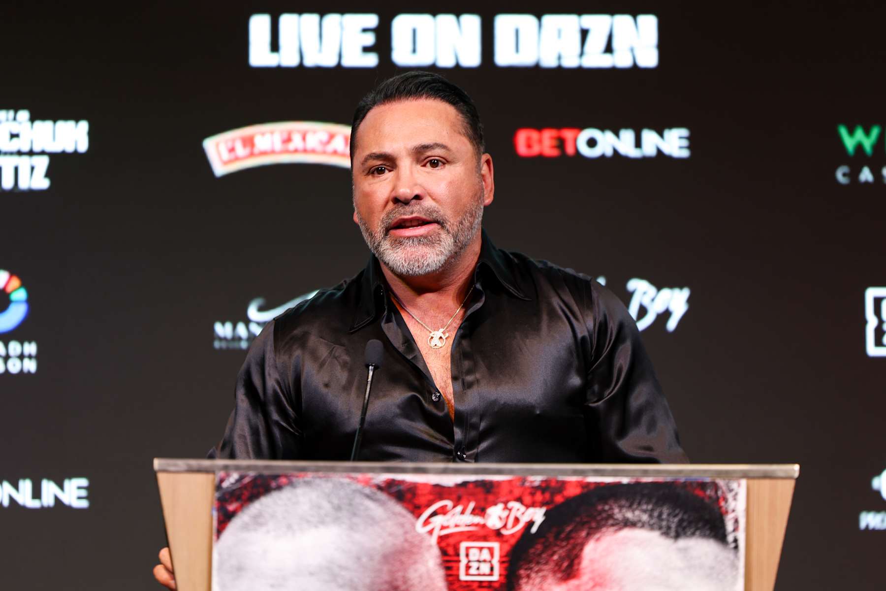 Oscar De La Hoya: Floyd Mayweather 'Embarrassing' Himself in Exhibition Boxing Fights