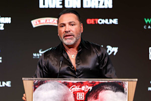 Oscar De La Hoya: Floyd Mayweather 'Embarrassing' Himself in Exhibition Boxing Fights