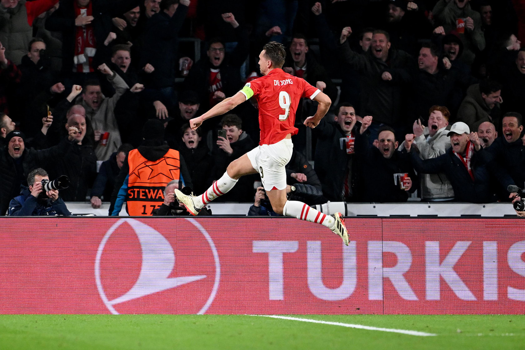 EINDHOVEN, NETHERLANDS - FEBRUARY 20: Luuk de Jong of PSV Eindhoven celebrates scoring his team's first goal from the penalty-spot during the UEFA Champions League 2023/24 round of 16 first leg match between PSV Eindhoven and Borussia Dortmund at Philips Stadion on February 20, 2024 in Eindhoven, Netherlands. (Photo by Christian Kaspar-Bartke/Getty Images)