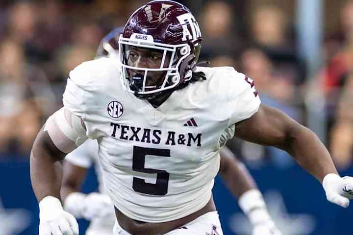 ARLINGTON, TX - SEPTEMBER 30: Texas A&M Aggies defensive lineman Shemar Turner (#5) rushes the passer during the  Southwest Classic college football game between the Texas A&M Aggies and the Arkansas Razorbacks on September 30, 2023 at AT&T Stadium in Arlington, TX.  (Photo by Matthew Visinsky/Icon Sportswire via Getty Images)