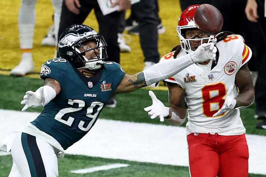 NEW ORLEANS, LOUISIANA - FEBRUARY 09: Avonte Maddox #29 of the Philadelphia Eagles breaks up a pass intended for DeAndre Hopkins #8 of the Kansas City Chiefs in the third quarter during Super Bowl LIX at Caesars Superdome on February 09, 2025 in New Orleans, Louisiana. (Photo by Chris Graythen/Getty Images)