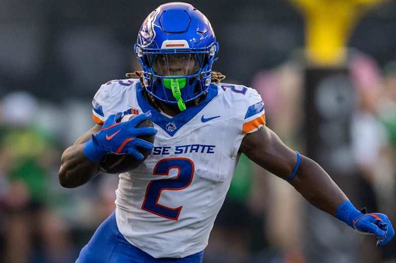 EUGENE, OREGON - SEPTEMBER 7: Ashton Jeanty #2 of the Boise State Broncos runs with the ball against the Oregon Ducks at Autzen Stadium on September 7, 2024 in Eugene, Oregon.  (Photo by Tom Hauck/Getty Images)