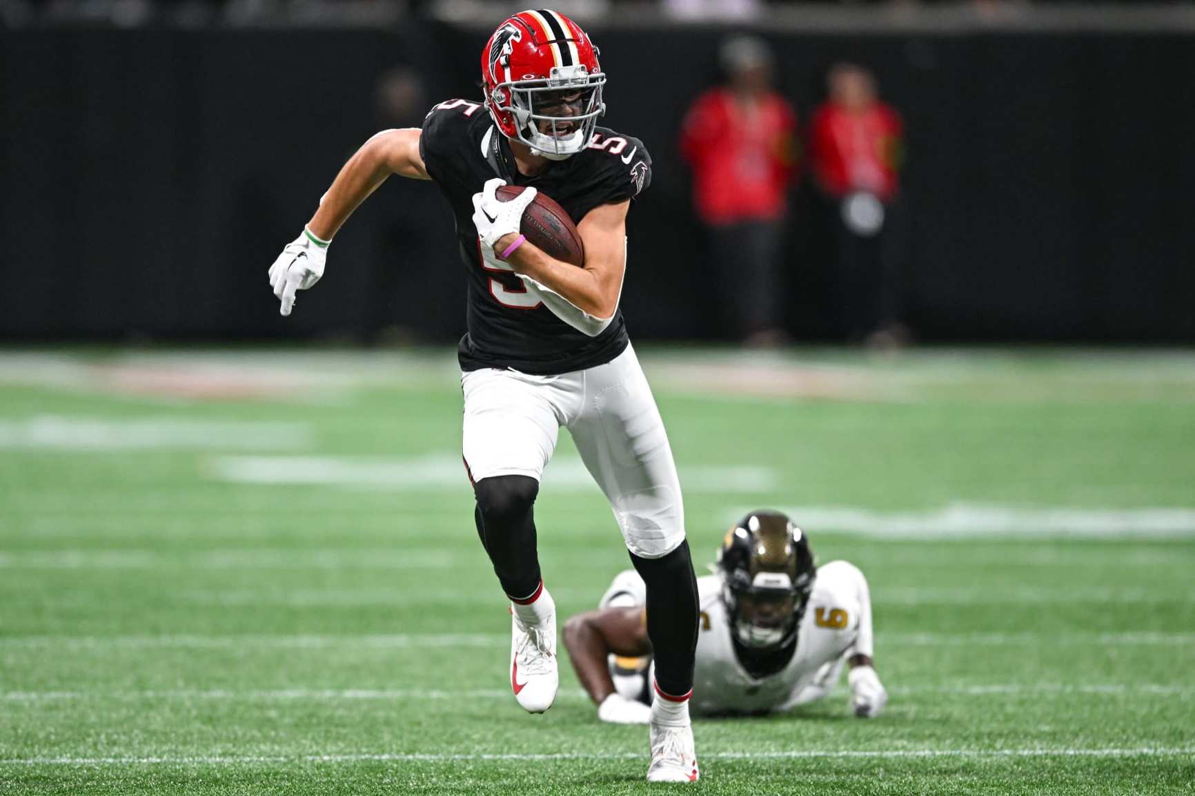 ATLANTA, GA NOVEMBER 26: Atlanta wide receiver Drake London (5) runs with the ball after a reception during the NFL game between the New Orleans Saints and the Atlanta Falcons on November 26th, 2023 at Mercedes-Benz Stadium in Atlanta, GA. (Photo by Rich von Biberstein/Icon Sportswire via Getty Images)