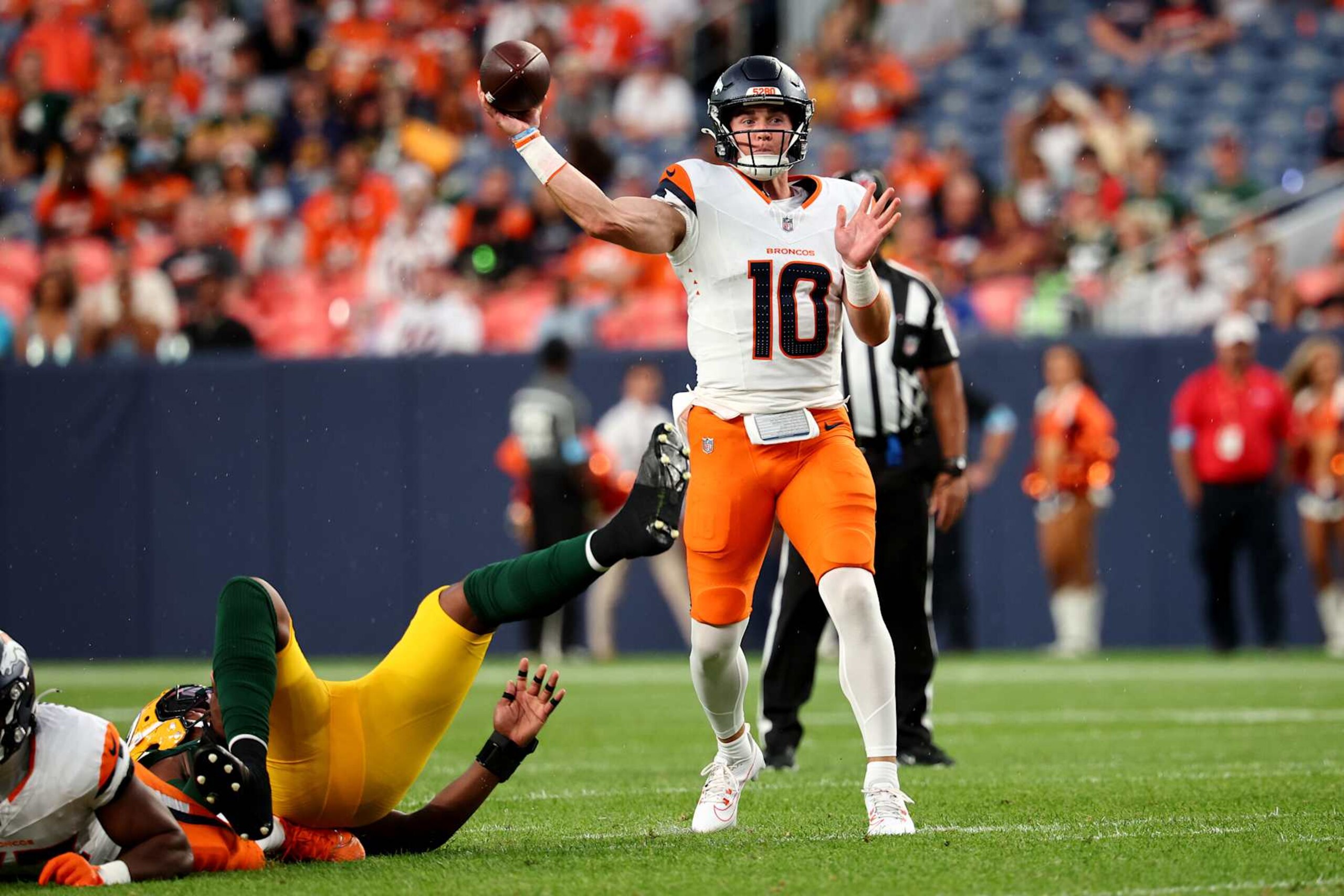 DENVER, COLORADO - AUGUST 18:  Bo Nix #10 of the Denver Broncos throws against the Green Bay Packers during a preseason game at Empower Field At Mile High on August 18, 2024 in Denver, Colorado. (Photo by Jamie Schwaberow/Getty Images)