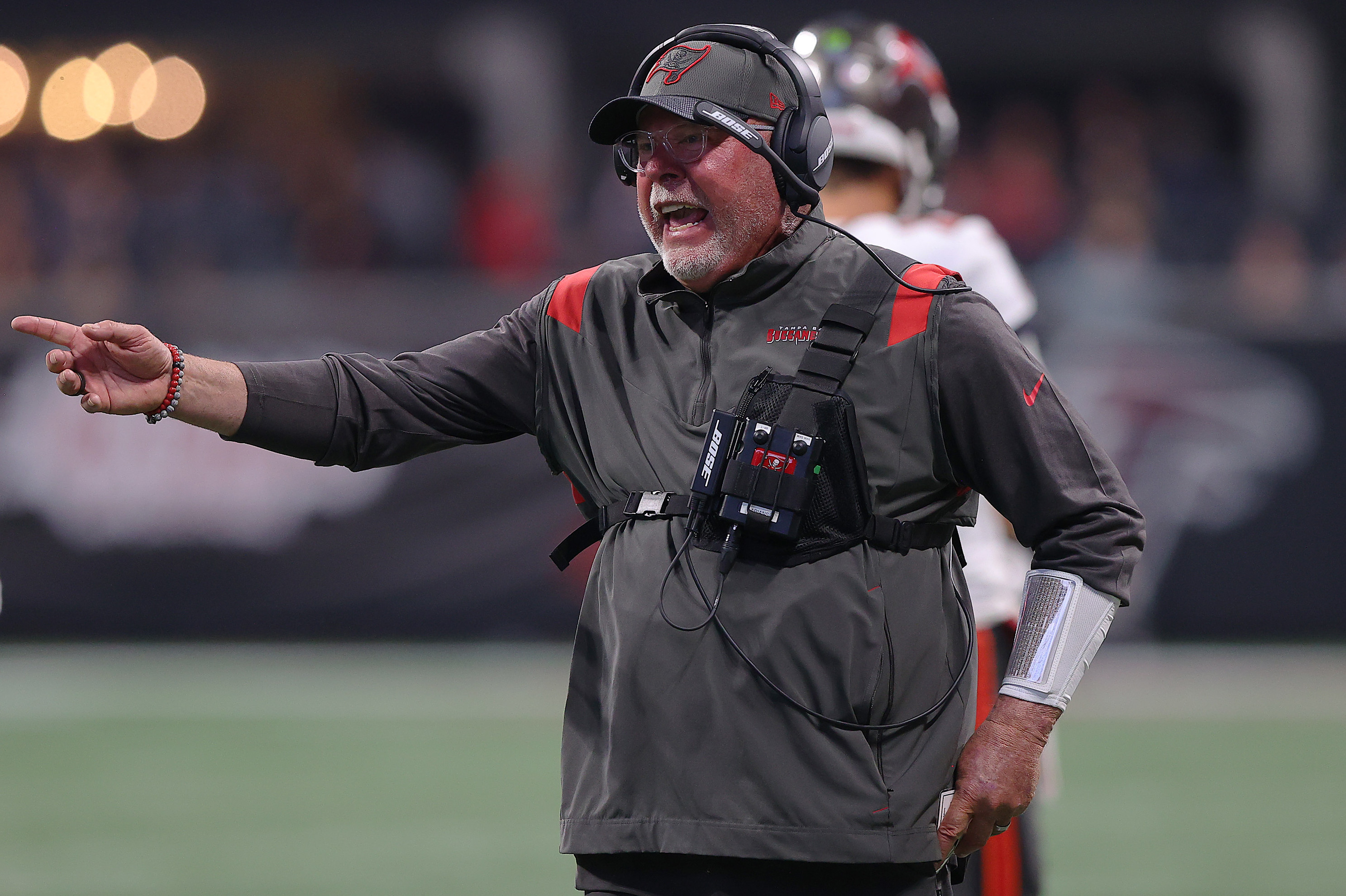 Buccaneers' Bruce Arians coaching through injury