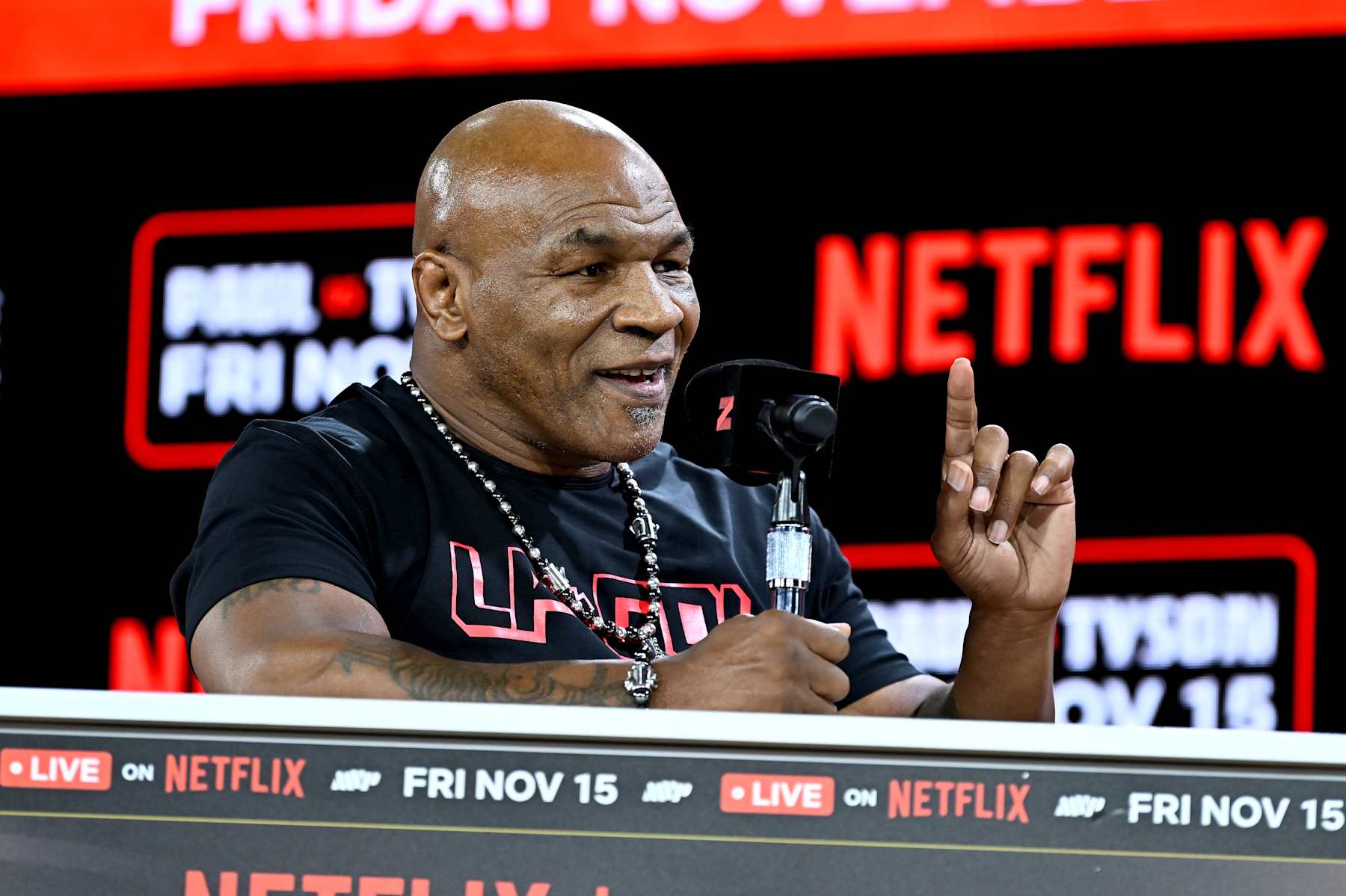 Video: Boxing Icon Mike Tyson Greets Tom Brady, Cowboys Players Ahead of Saints Game