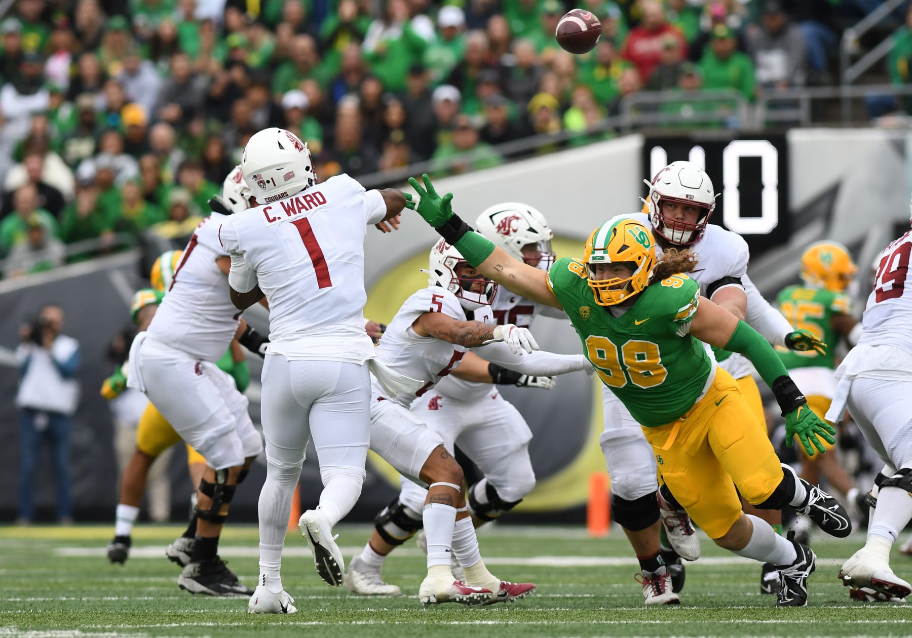 EUGENE, OR - OCTOBER 21: Oregon Ducks defensive lineman Casey Rogers (98) pressures the pass by Washington State Cougars quarterback Cameron Ward (1) during a college football game between the Oregon Ducks and Washington State Cougars on October 21, 2023, at Autzen Stadium in Eugene, Oregon.(Photo by Brian Murphy/Icon Sportswire via Getty Images)