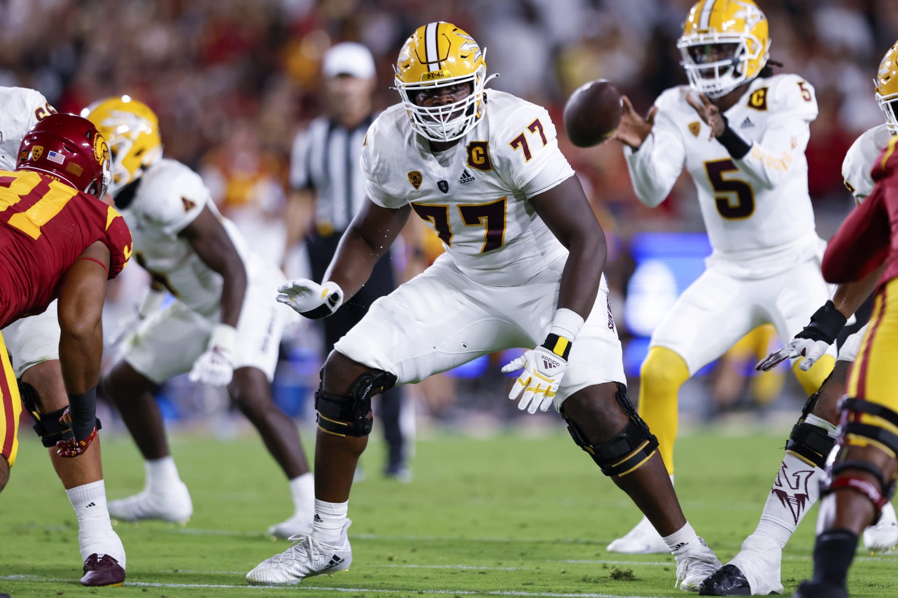 LOS ANGELES, CA - OCTOBER 01: Arizona Advise Solar Devils offensive lineman LaDarius Henderson (77) appears to be like to be like to cross block in the course of a school soccer sport between the Arizona Advise Solar Devils towards the USC Trojans on October 01, 2022, at the Los Angeles Memorial Coliseum in Los Angeles, CA. (Photo by Jordon Kelly/Icon Sportswire by project of Getty Pictures)