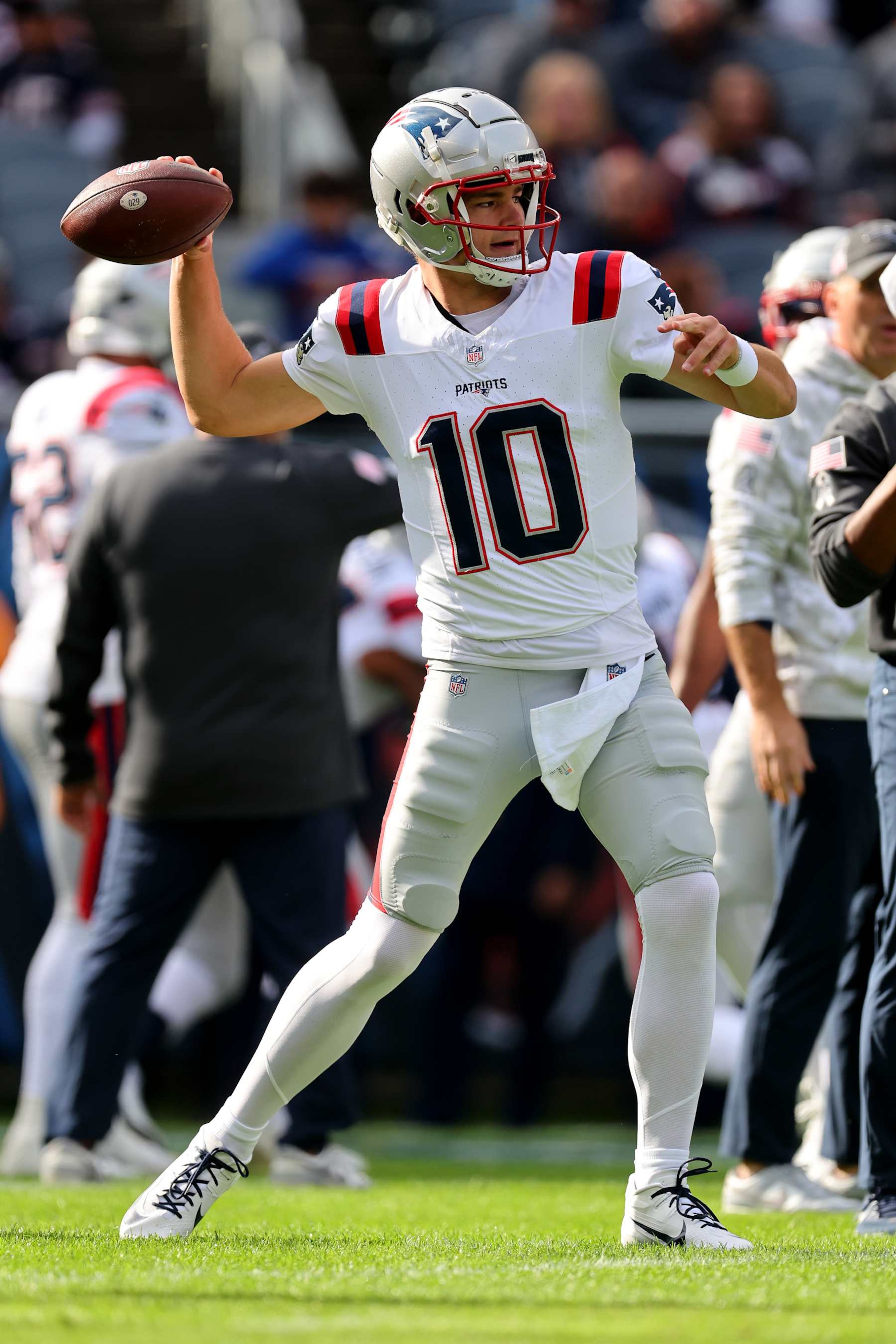 CHICAGO, ILLINOIS - NOVEMBER 10: Drake Maye #10 of the New England Patriots warms up before the game against the Chicago Bears at Soldier Field on November 10, 2024 in Chicago, Illinois. (Photo by Michael Reaves/Getty Images) CHICAGO, ILLINOIS - NOVEMBER 10: Drake Maye #10 of the New England Patriots warms up before the game against the Chicago Bears at Soldier Field on November 10, 2024 in Chicago, Illinois. (Photo by Michael Reaves/Getty Images)