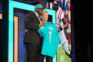 Texans' Laremy Tunsil Opens Up About 2016 NFL Draft Slide for Viral Gas Mask Video