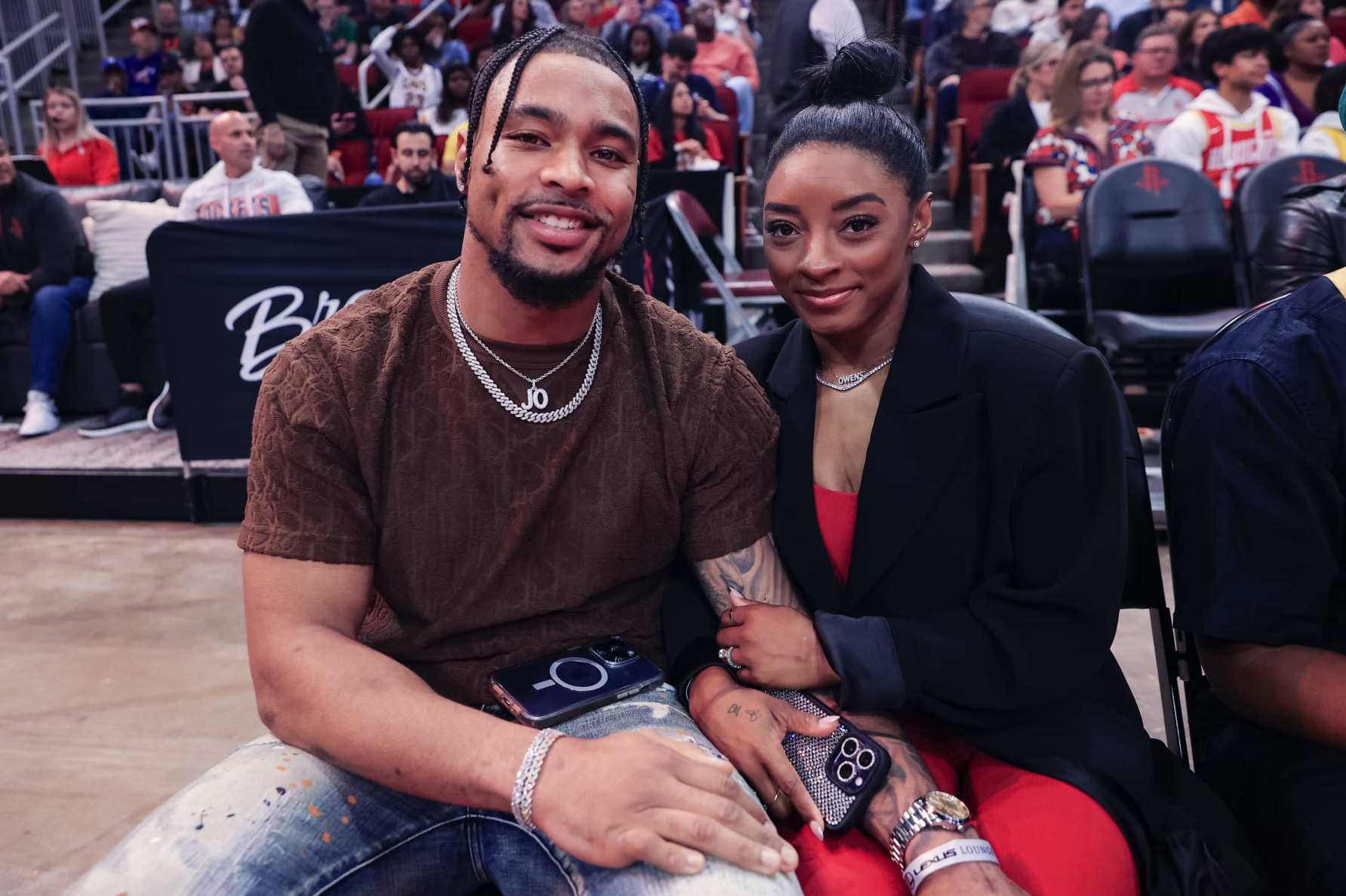 HOUSTON, TEXAS - JANUARY 29: Simone Biles and Jonathan Owens attend a game between the Houston Rockets and the Los Angeles Lakers at Toyota Center on January 29, 2024 in Houston, Texas. NOTE TO USER: User expressly acknowledges and agrees that, by downloading and or using this photograph, User is consenting to the terms and conditions of the Getty Images License Agreement.  (Photo by Carmen Mandato/Getty Images)