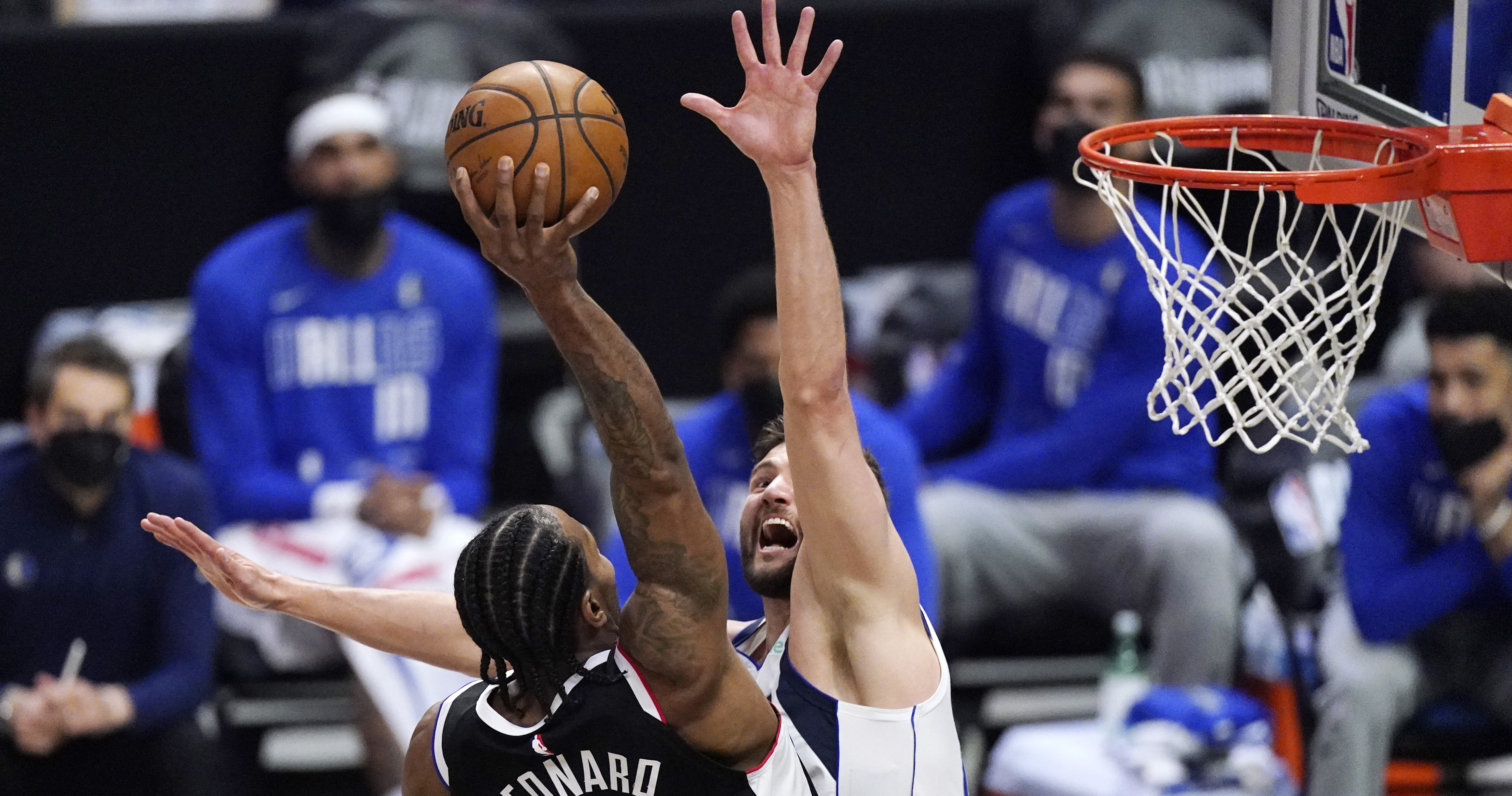 Clippers vs. Mavericks: Watch Kawhi Leonard posterize Maxi Kleber with  fastbreak dunk [VIDEO] - DraftKings Network