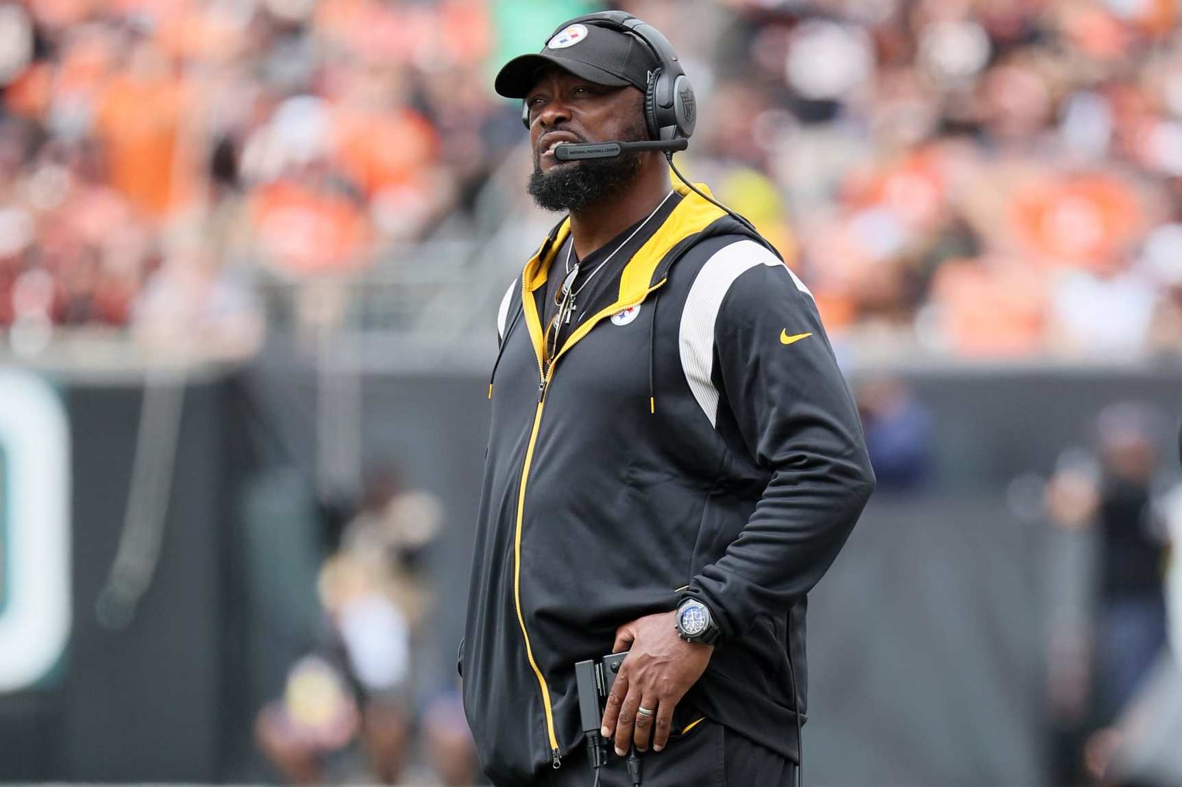 Mike Tomlin Gives Steelers Black Air Force 1s for Cincinnati Trip