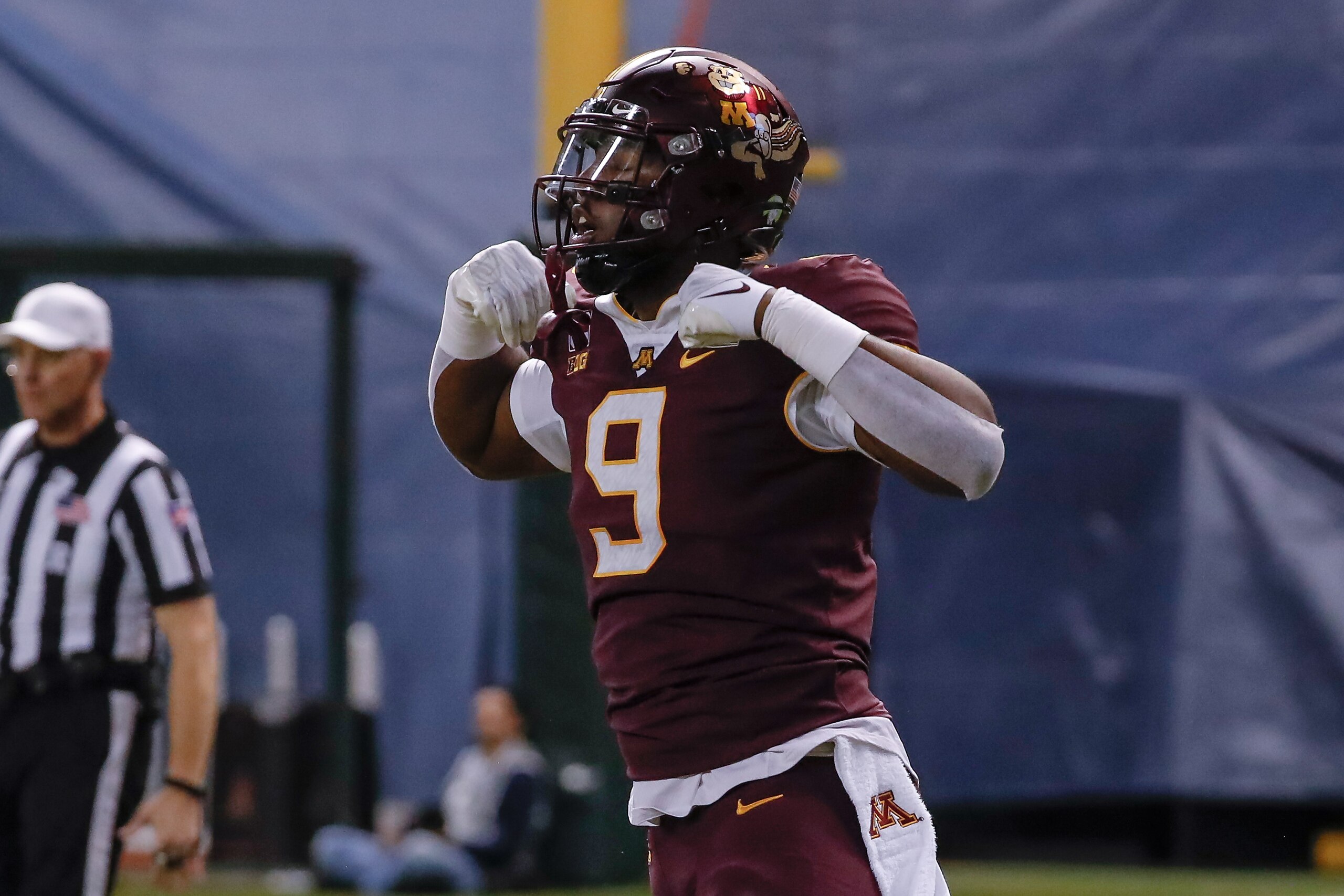 PHOENIX, AZ - DECEMBER 28:  Minnesota Golden Gophers defensive lineman Esezi Otomewo (9) flexes after a sack during the Guaranteed Rate Bowl college football game between the West Virginia Mountaineers and the Minnesota Golden Gophers on December 28, 2021 at Chase Field in Phoenix, Arizona. (Photo by Kevin Abele/Icon Sportswire via Getty Images)