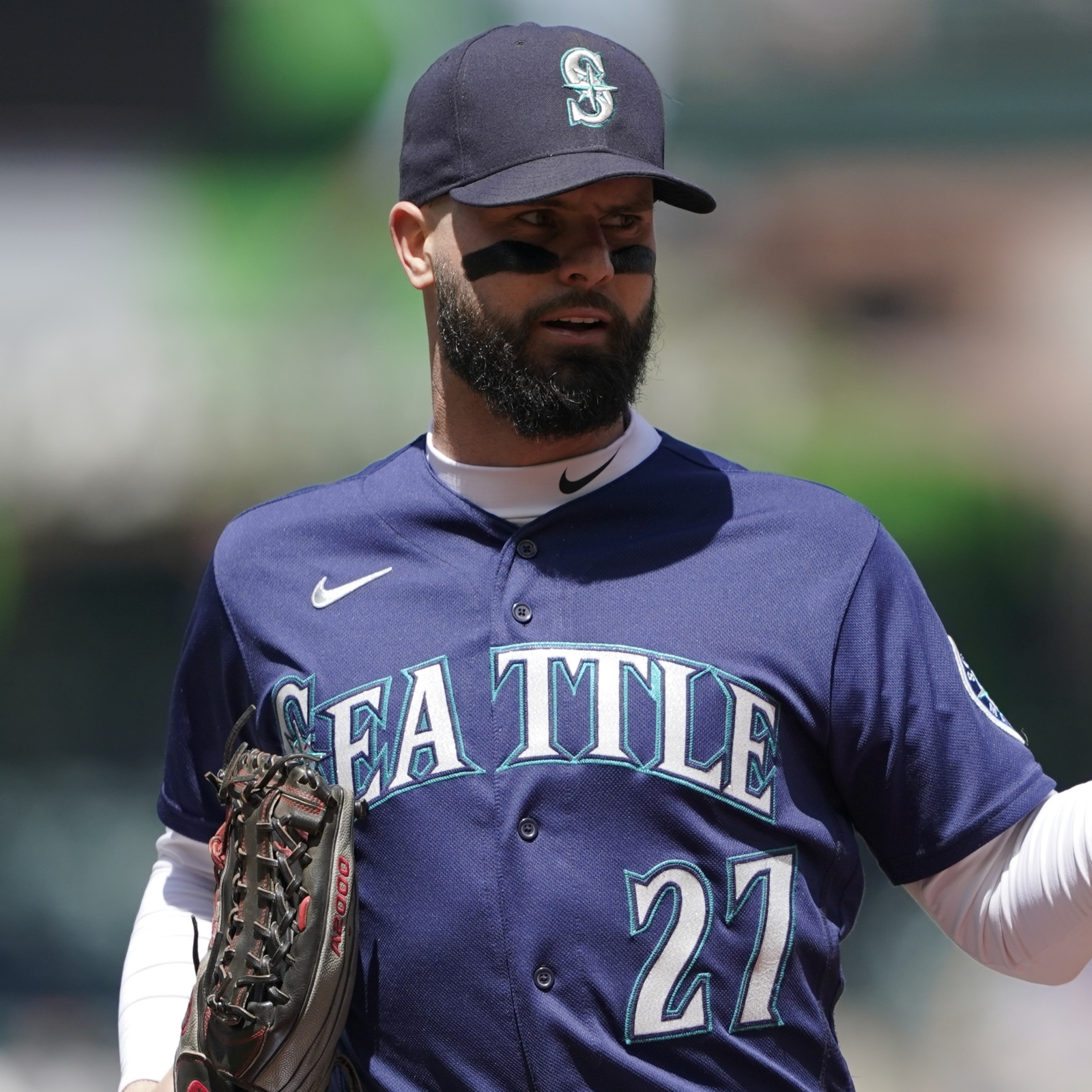 Mariners – Angels brawl: Jesse Winker gets pizza delivered from fan